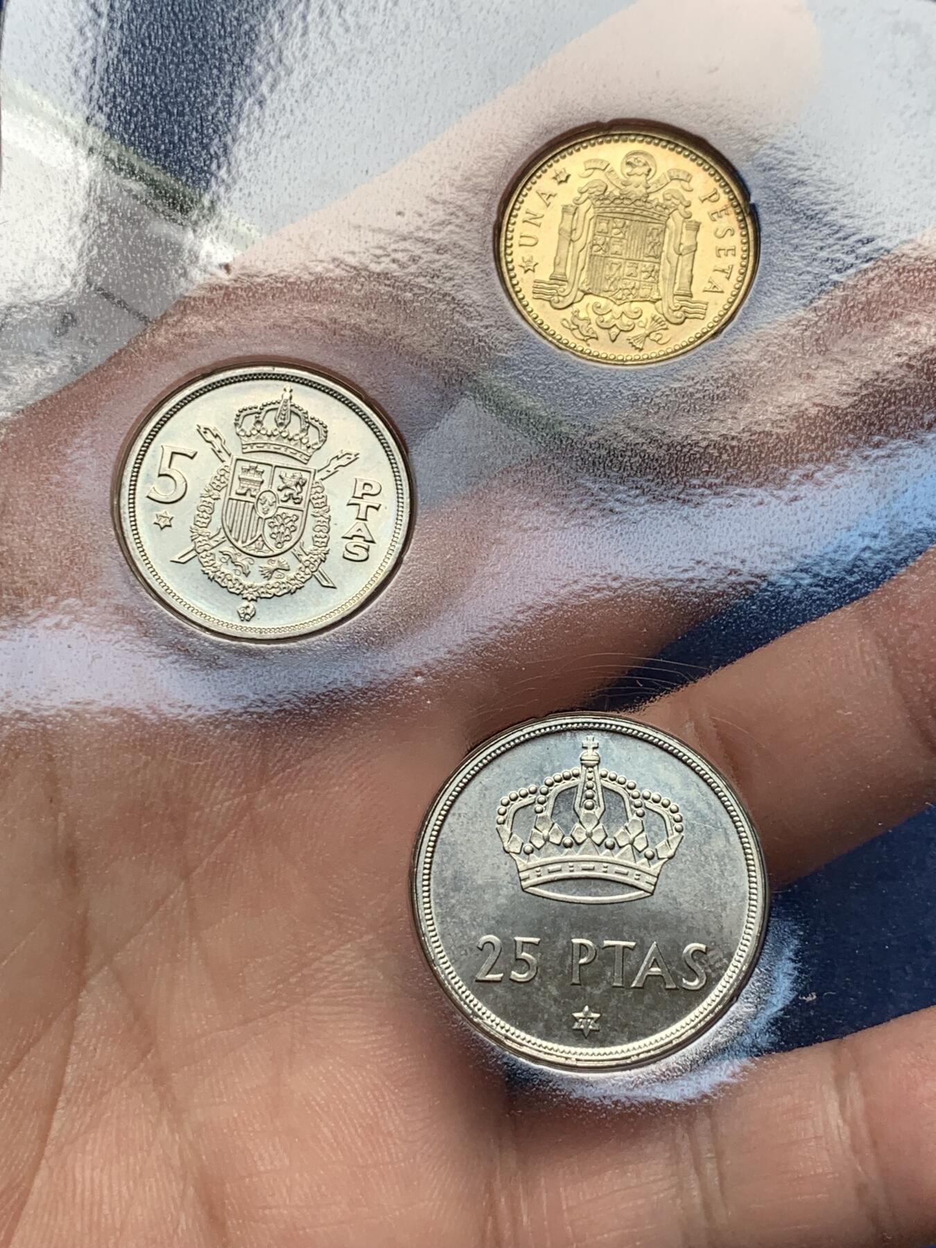 《竞宝斋》第285场- 周日，周一 2场连拍 （全场包邮） 册装 西班牙1975胡安卡洛斯一世3枚装套币