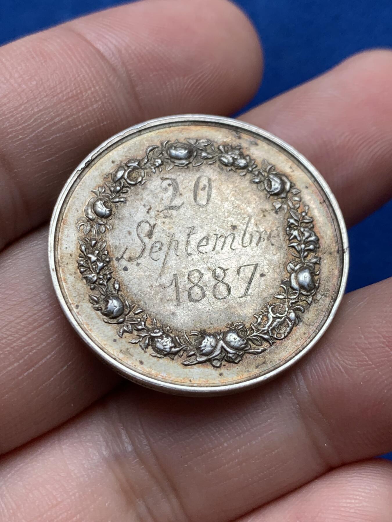 《竞宝斋》第285场- 周日，周一 2场连拍 （全场包邮） 法国1887基督教婚礼圆型银章 丰饶角边铭 30mm 13.9g