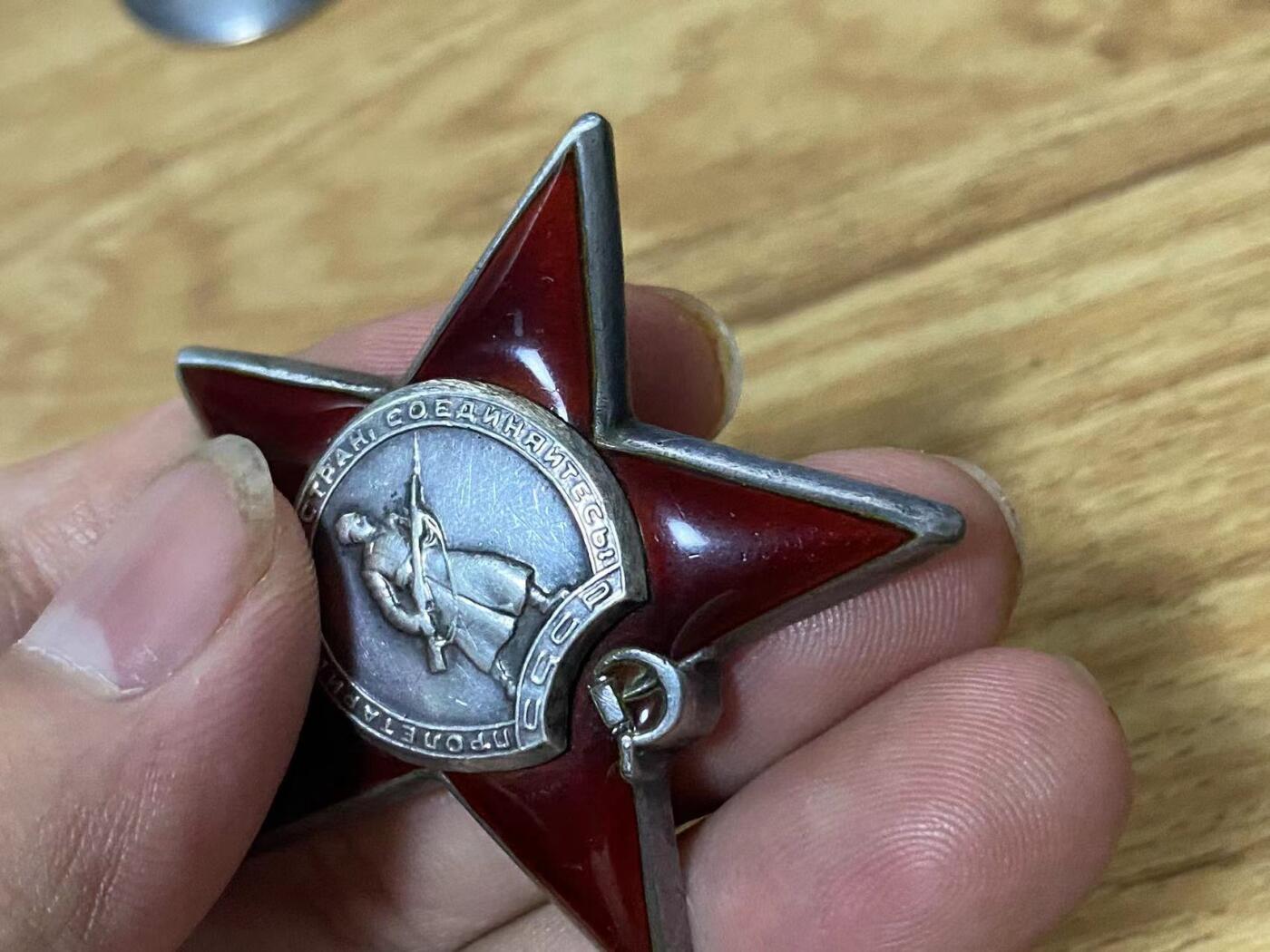 苏联勋章奖章6月30日拍卖7月7日晚上九点结束在麦稀奇 苏联红星892933原配银盖 品相不错没磕碰有些佩戴痕迹 不要银轮可抵扣150送一个普通论 登记卡没翻译 奖励卡已经翻译 摧毁防线追击敌军 授予的一级为国最后审批的红星 Гайфутдинов Исмаил Залялеевич