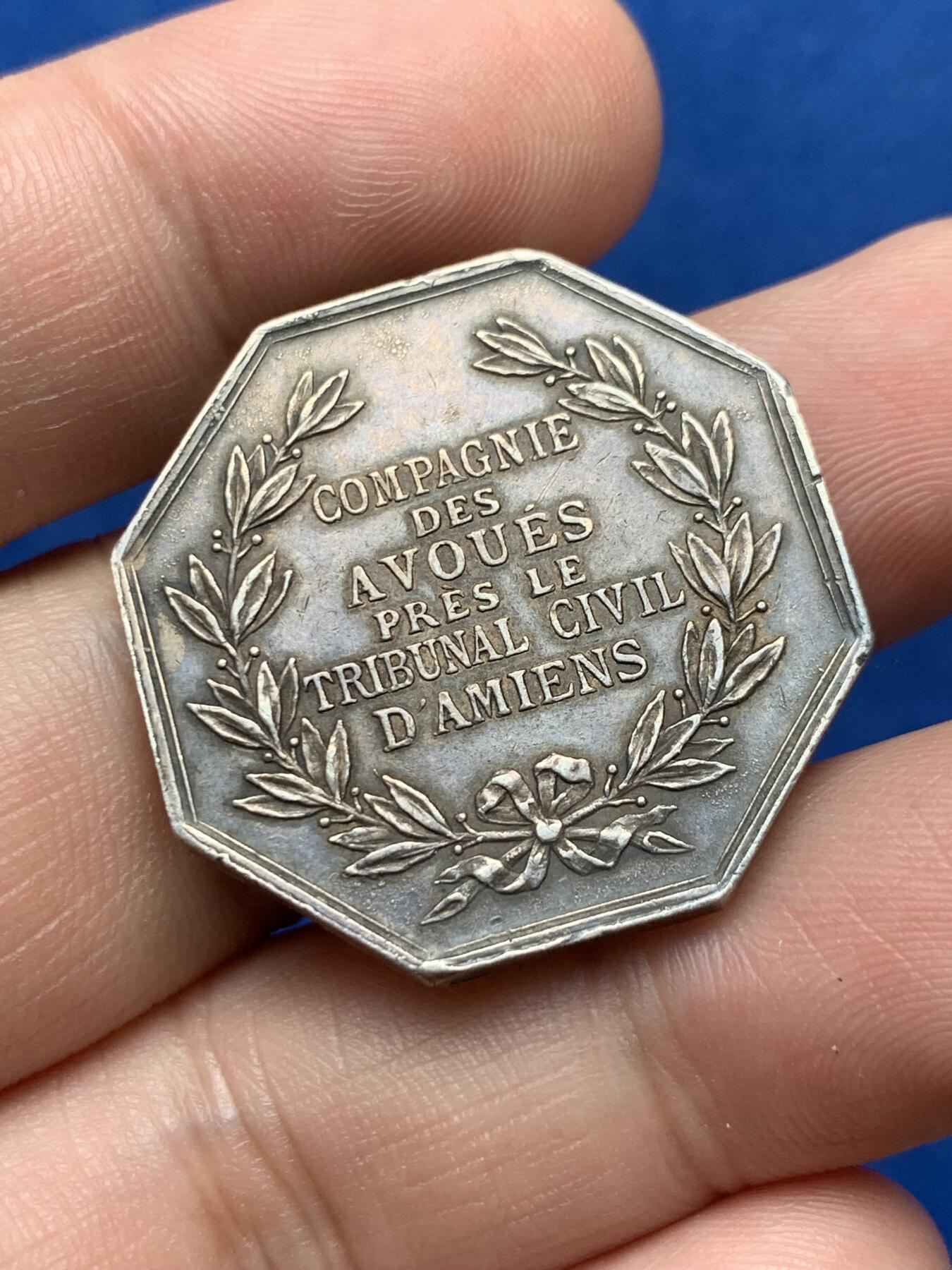 《竞宝斋》第285场- 周日，周一 2场连拍 （全场包邮） 亚眠驻法庭律师协会八角银质代币 比较少见的品种 双面原味老包浆 29.7mm 16g 细节见图