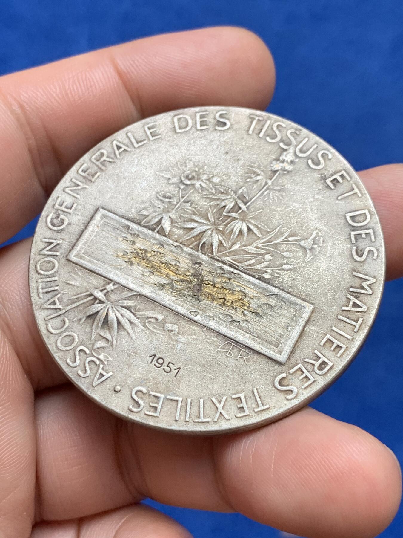 《竞宝斋》第285场- 周日，周一 2场连拍 （全场包邮） 两枚一组 法国纺织和服装材料联盟工会镀银铜章（49.7mm 48g）+不知名人物头像铜章（35.9mm 21.8g）细节见图