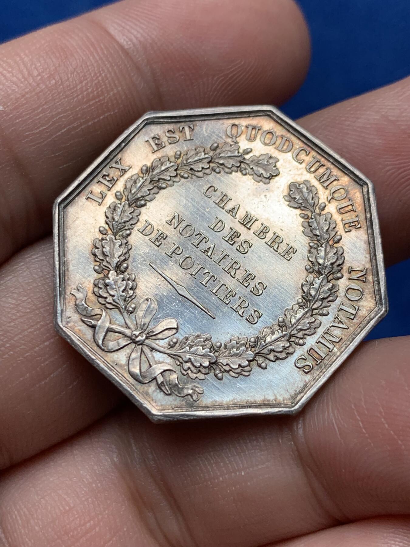 《竞宝斋》第285场- 周日，周一 2场连拍 （全场包邮） 1845-1860年 法国普瓦捷市公证人银章 正义女神细节漂亮 两面底板镜面光感 品相好 可入盒