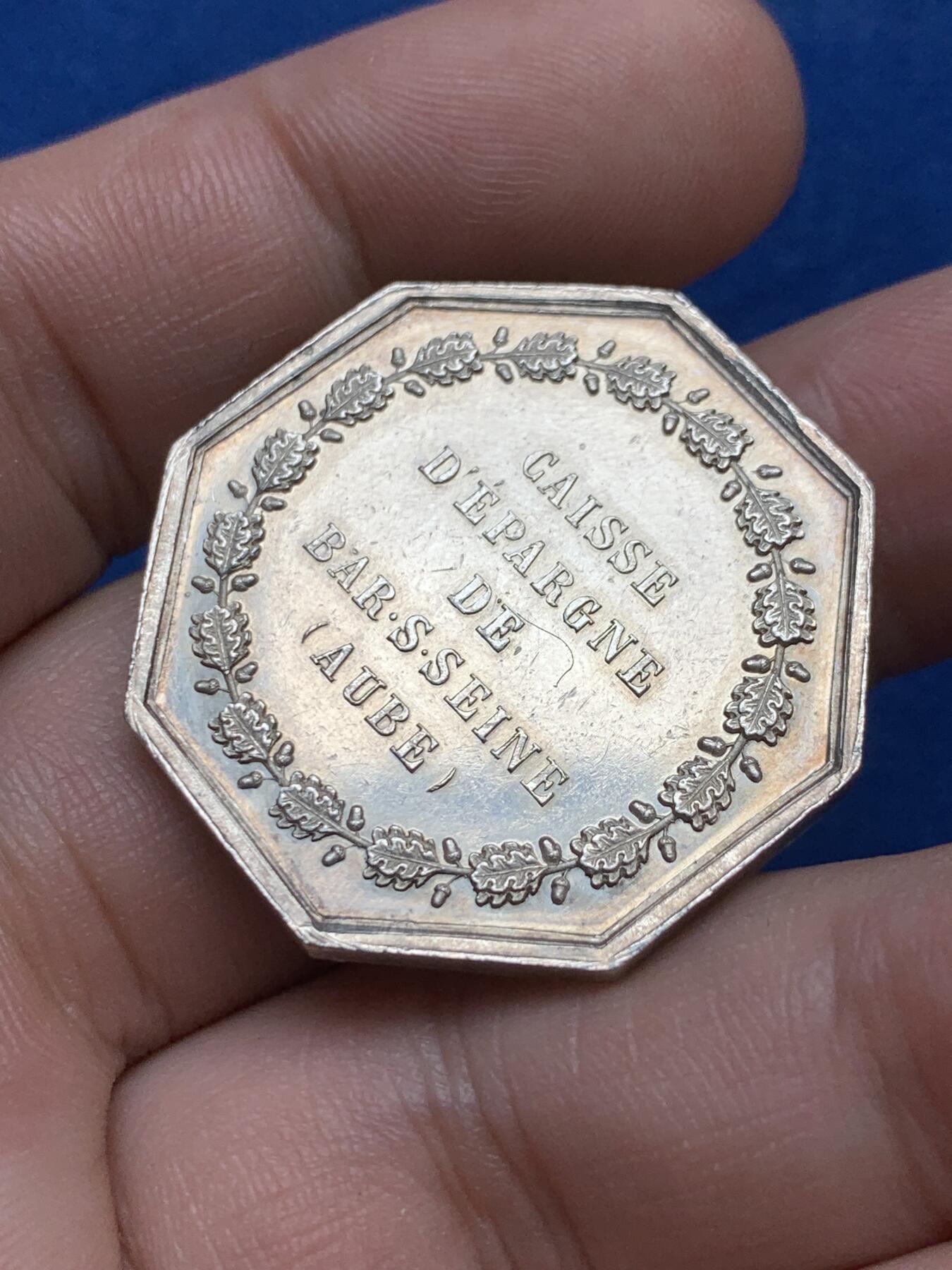 《竞宝斋》第285场- 周日，周一 2场连拍 （全场包邮） 法国塞纳河巴尔储蓄银行八角银质代币 蜜蜂边铭 32mm 16.3g