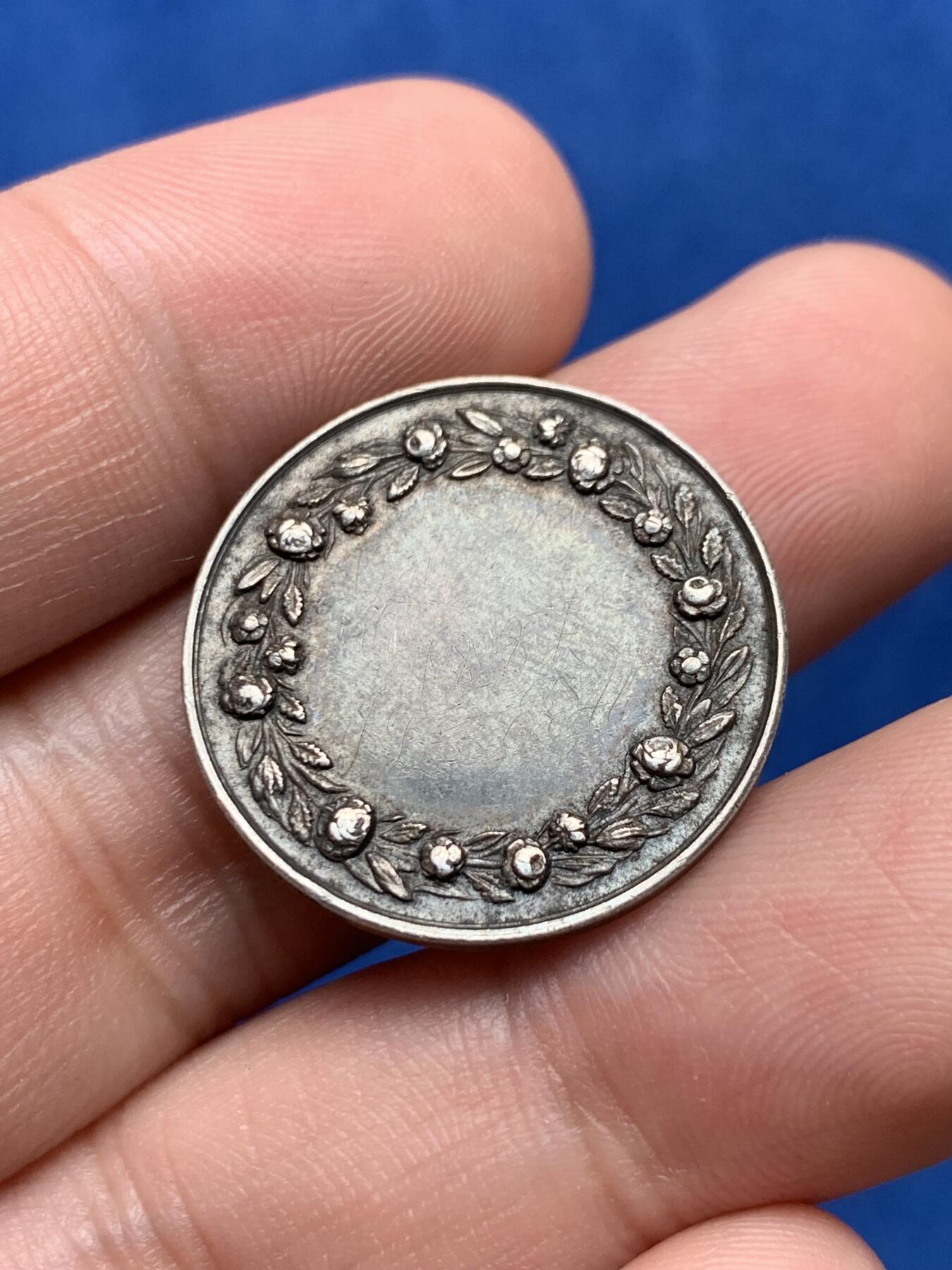 《竞宝斋》第285场- 周日，周一 2场连拍 （全场包邮） 法国基督教婚礼圆型银章 丰饶角边铭 24mm 5.2g