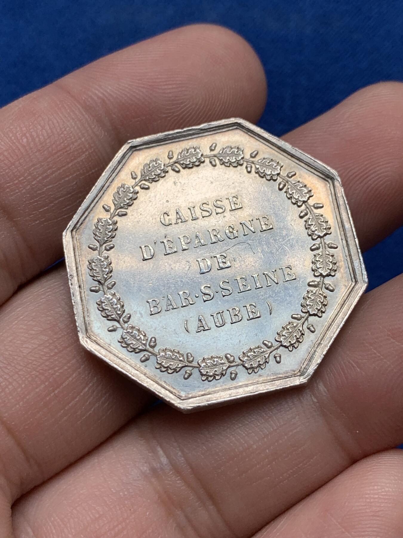 《竞宝斋》第285场- 周日，周一 2场连拍 （全场包邮） 法国塞纳河巴尔储蓄银行八角银质代币 蜜蜂边铭 32mm 16.3g