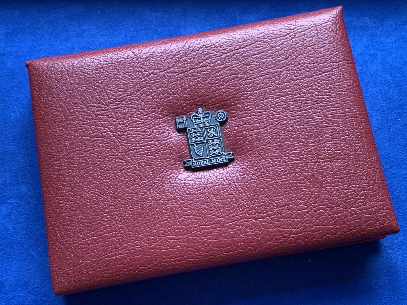 《竞宝斋》第285场- 周日，周一 2场连拍 （全场包邮） 英国2002年精致套币Proof 原盒证 带5镑伊丽莎白女王纪念币 封面附带原厂标识 品相不错 细节见图