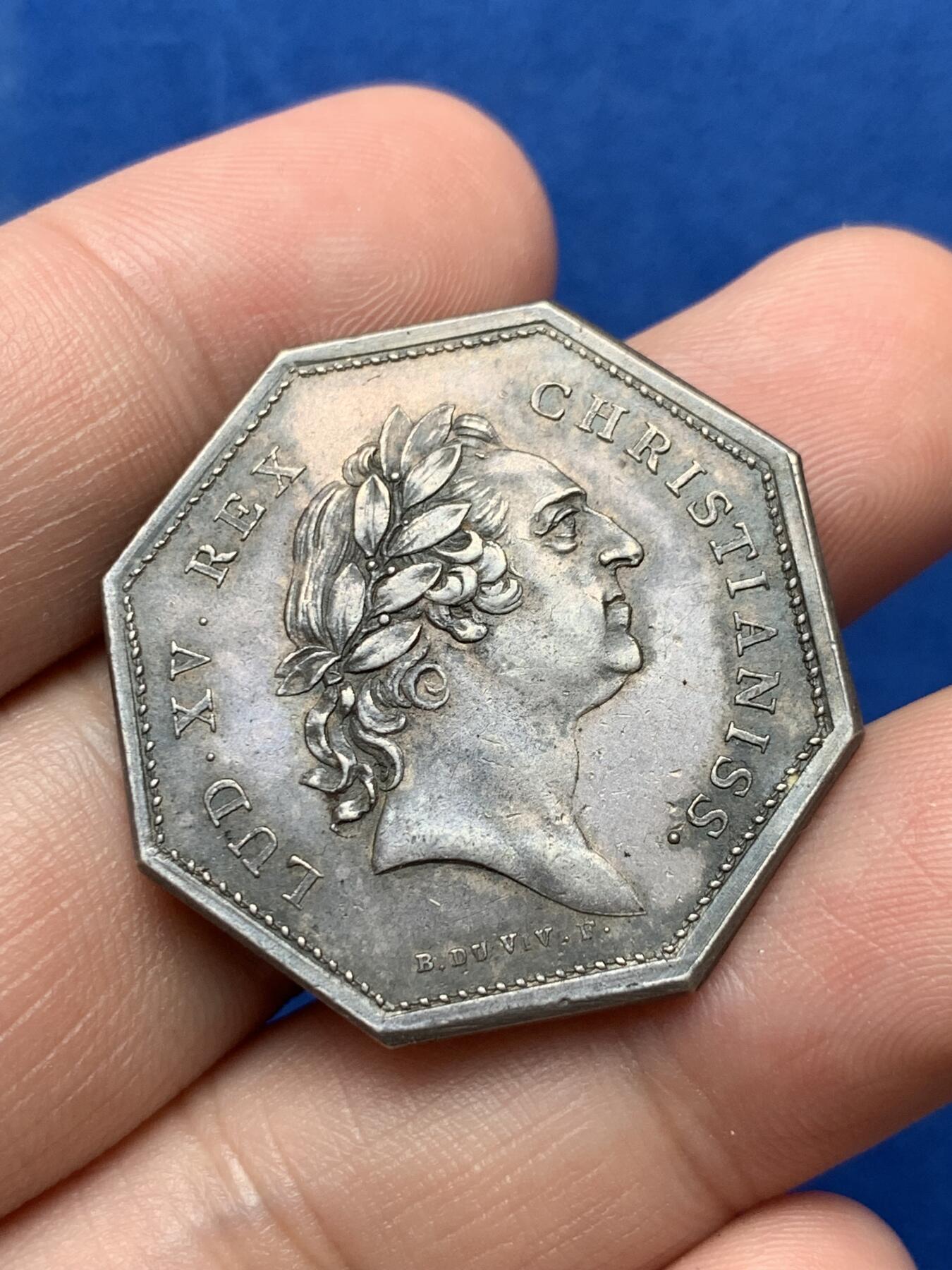 《竞宝斋》第285场- 周日，周一 2场连拍 （全场包邮） 法国巴黎神职人员大会八角银质代币 31.9mm 13g 正面路易十五头像 双面原味老包浆 细节较好 状态不错