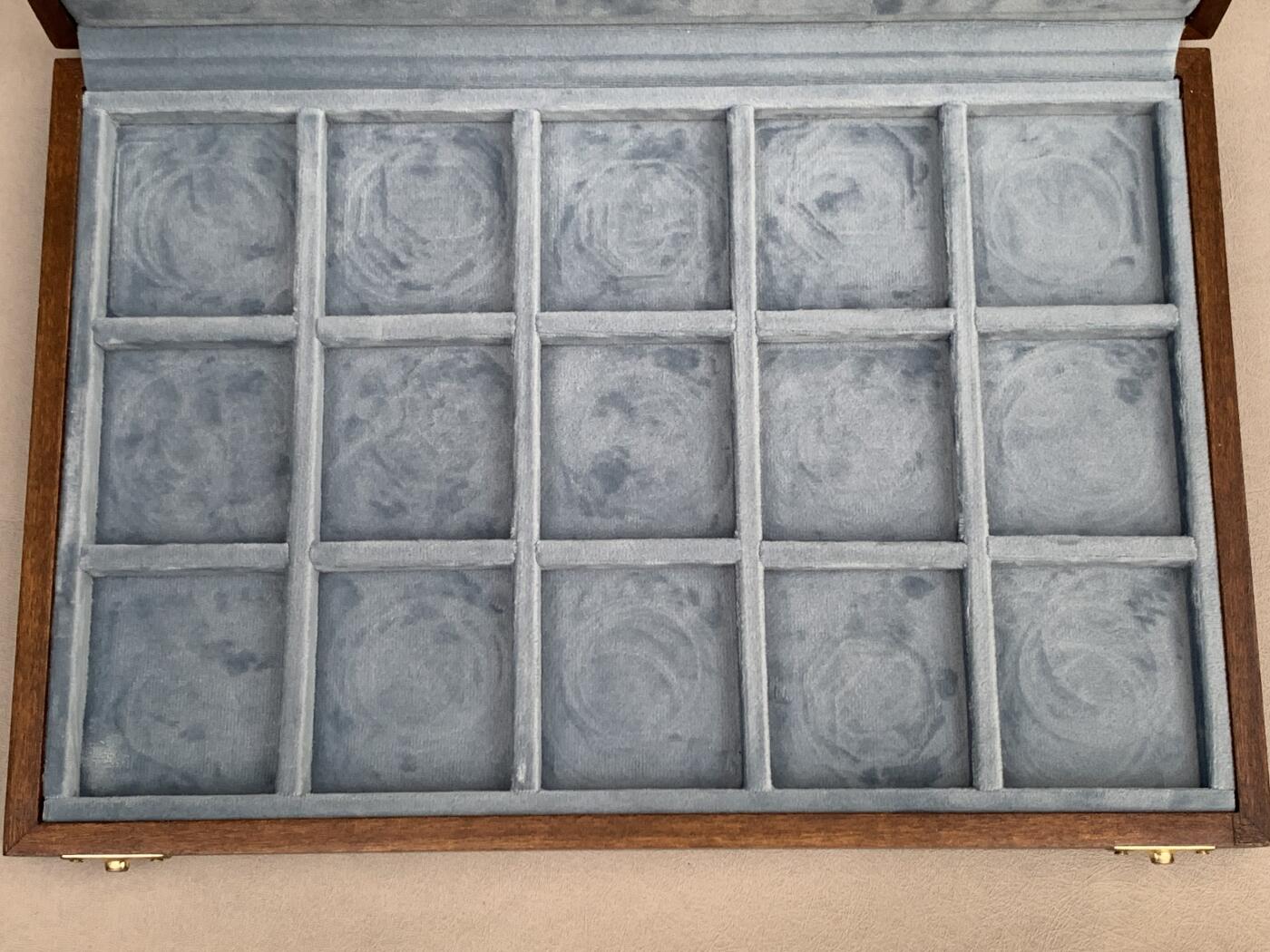 《竞宝斋》第285场- 周日，周一 2场连拍 （全场包邮） Coins & More意大利纯手工实木高端钱币收纳盒。长宽高约：353x243x37mm，格子内径约：58.6X65.5mm