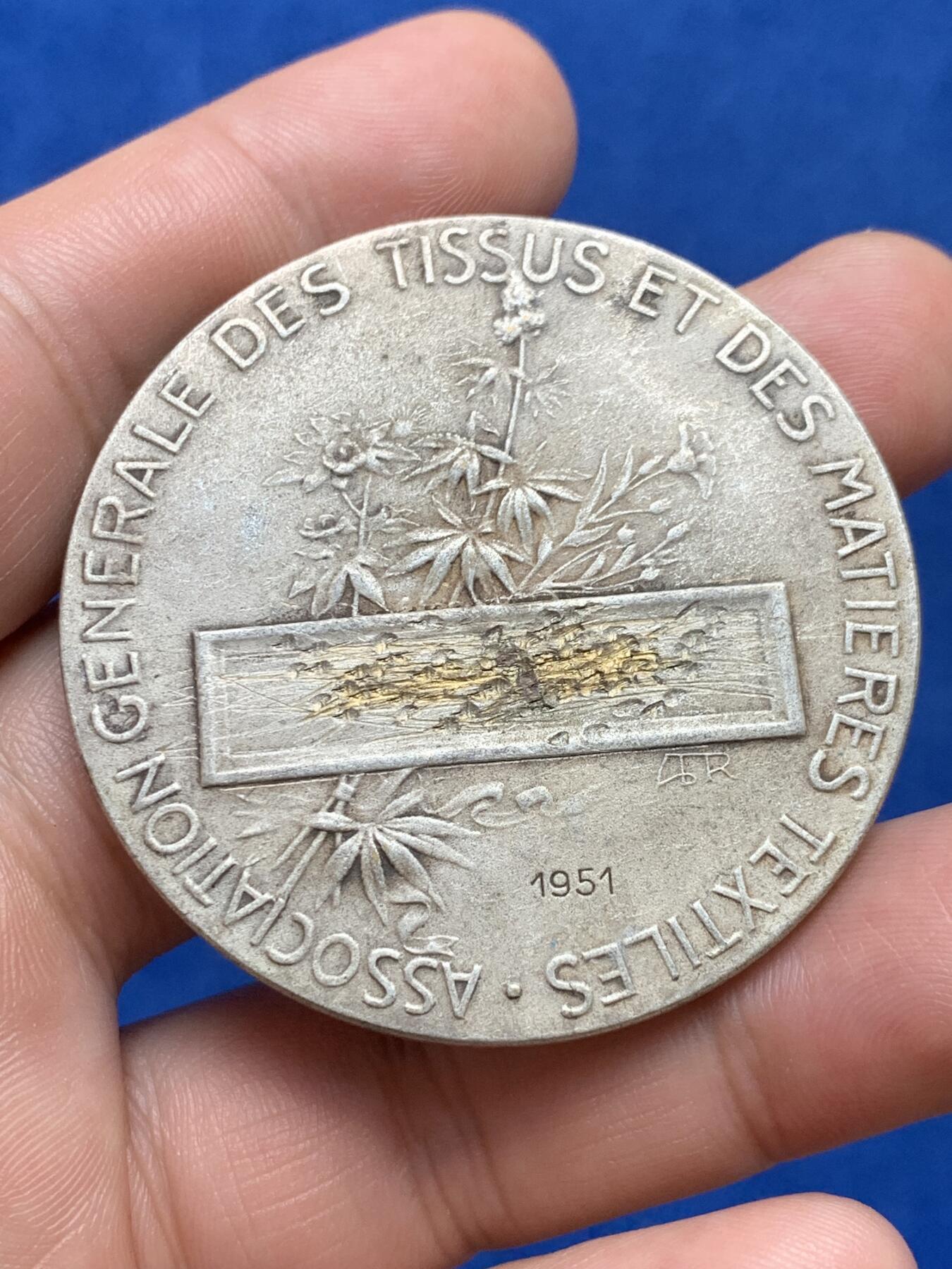 《竞宝斋》第285场- 周日，周一 2场连拍 （全场包邮） 两枚一组 法国纺织和服装材料联盟工会镀银铜章（49.7mm 48g）+不知名人物头像铜章（35.9mm 21.8g）细节见图