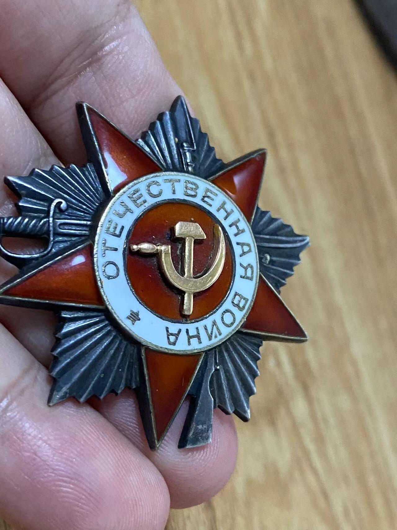 苏联勋章奖章6月30日拍卖7月7日晚上九点结束在麦稀奇 苏联二级为国勋章738395对日 顶角顶部珐琅有比较大掉皮 其他挺好 带登记卡没翻译 奖励卡已经翻译 Ростовцев Александр Михайлович 86独立红旗维捷布斯克通讯团电话站站长 进攻满洲里期间保障通讯 电话站站长 挺有意思的 34年-36还参军过一阵子 网上也有照片很精神 其他的信息感兴趣的可以自己去查查 