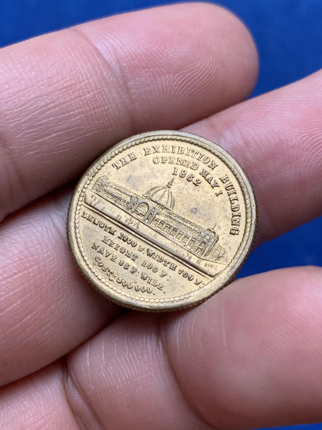 《竞宝斋》第285场- 周日，周一 2场连拍 （全场包邮） 英国1862维多利亚伦敦世界博览会水晶宫镀金纪念章 少见 22.5mm 4.1g