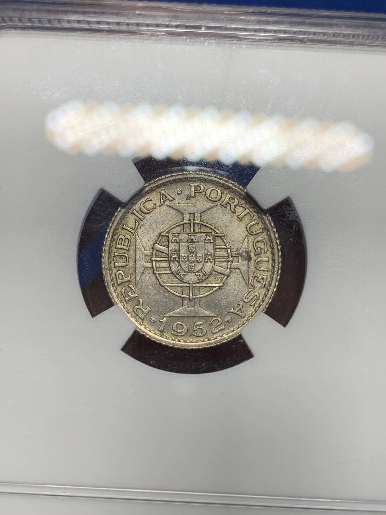 《竞宝斋》第285场- 周日，周一 2场连拍 （全场包邮） NGC MS63 澳门1952年1圆 白鸽仔 名誉品 两面转光 品相很不错 63分有点低评了 性价比很高的一枚