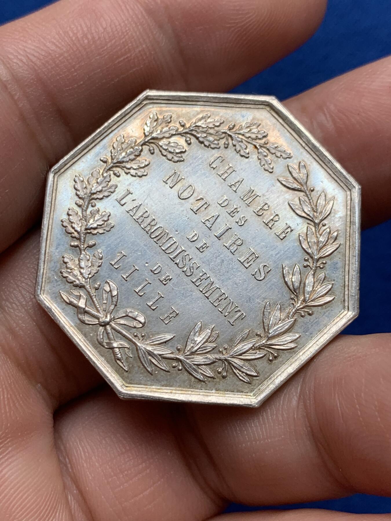 《竞宝斋》第285场- 周日，周一 2场连拍 （全场包邮） 1860-1880年法国里尔地区公证人八角银质代币 丰饶角边铭 34mm 19g