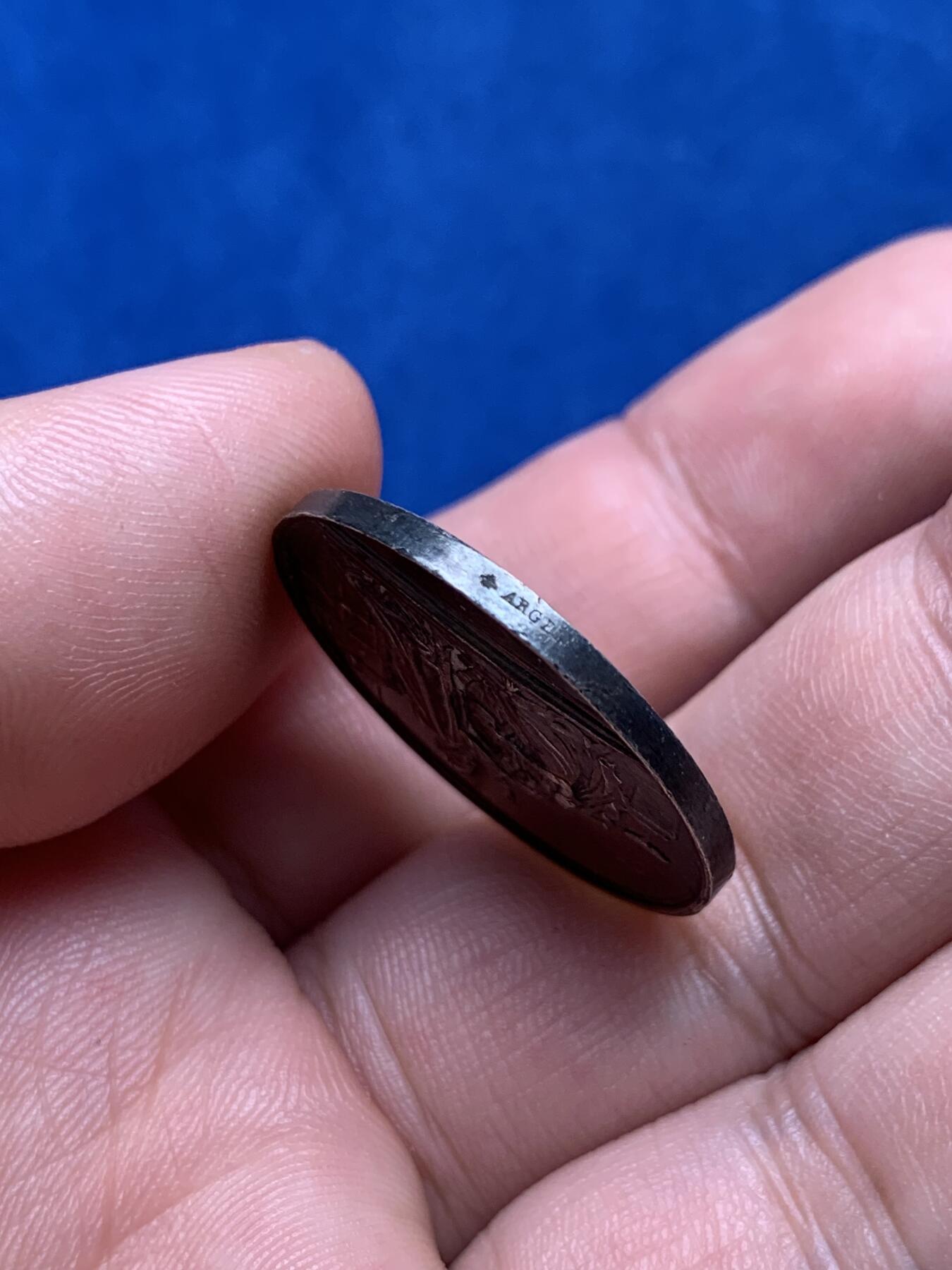 《竞宝斋》第285场- 周日，周一 2场连拍 （全场包邮） 法国基督教婚礼圆型银章  无字版 蜜蜂边铭 27mm 9.7g