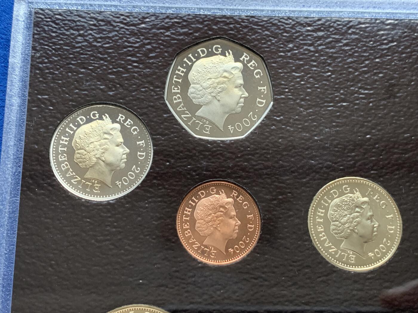 《竞宝斋》第285场- 周日，周一 2场连拍 （全场包邮） 英国2004年精致套币Proof 原盒证 封面附带原厂标识，品相不错 细节见图