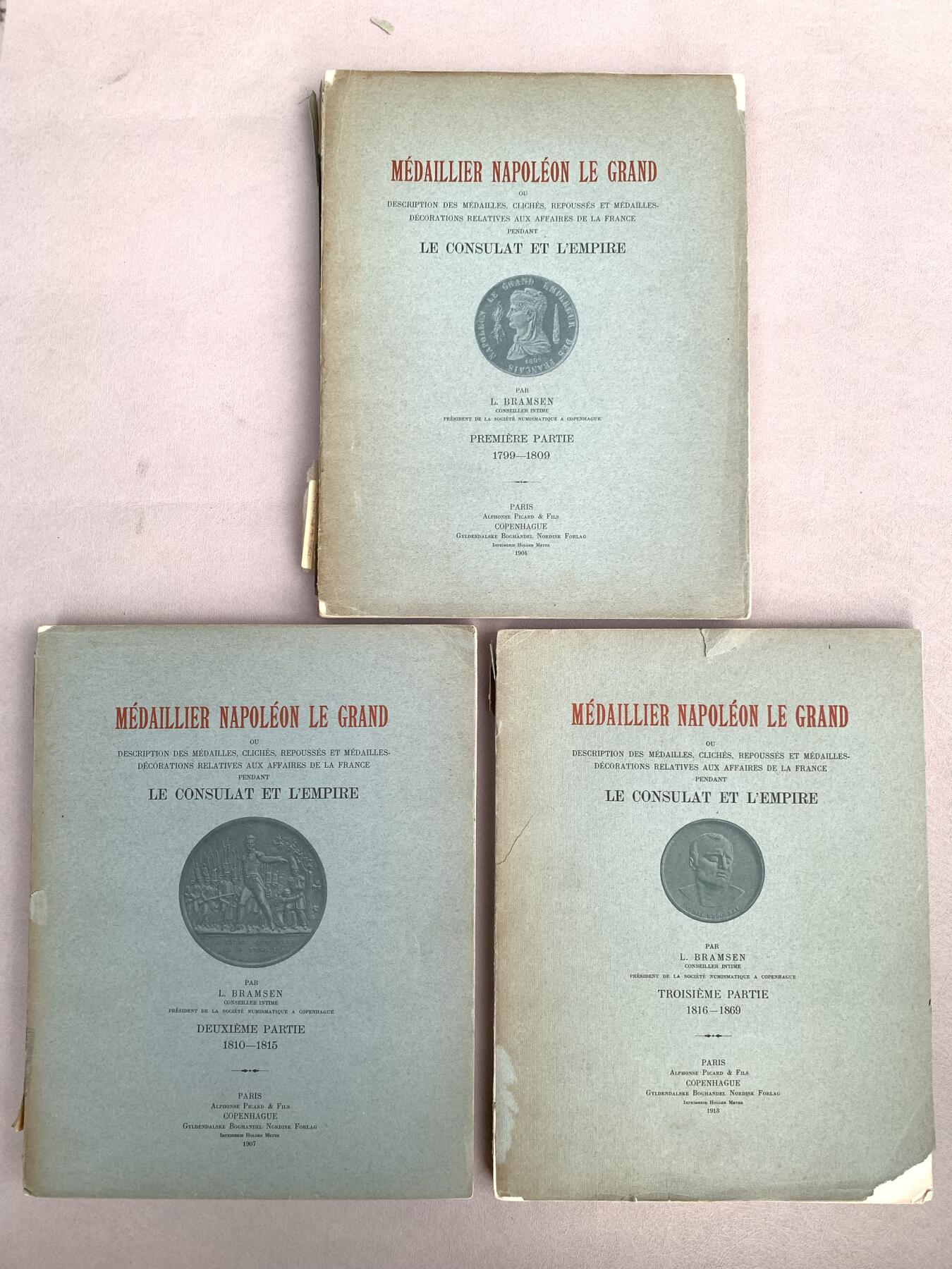 《竞宝斋》第285场- 周日，周一 2场连拍 （全场包邮） 拿破仑 Bramsen章牌目录，各大鉴定公司引用目录，专业级目录，该目录分三册，分别是1799-1809（1904年发行），1810-1815（1907年发行），1816-1869（1913年发行）。该目录为原版目录，为华盛顿图书馆藏书。