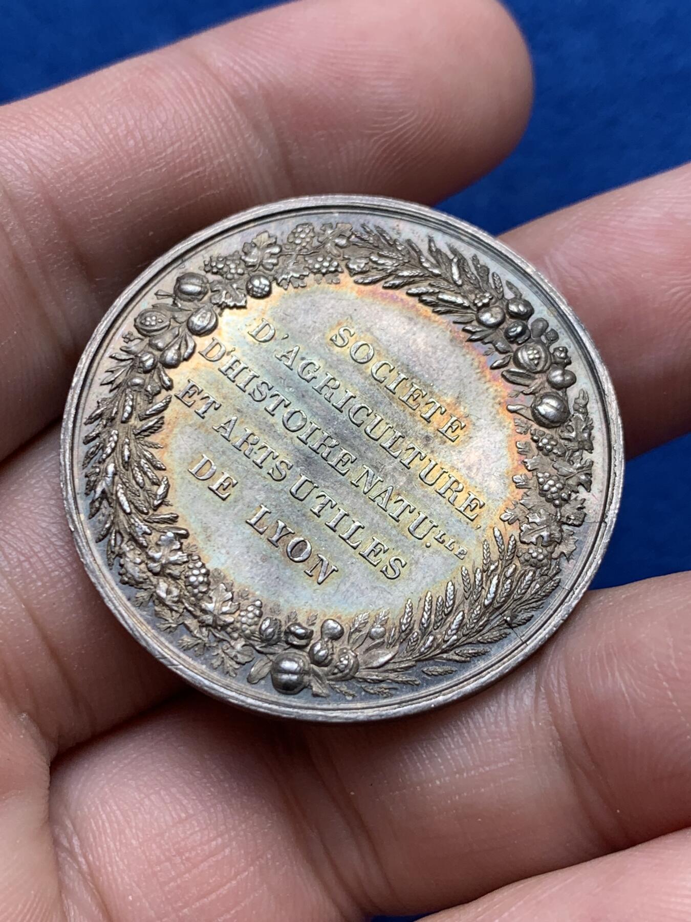 《竞宝斋》第285场- 周日，周一 2场连拍 （全场包邮） 法国1845-1860里昂农园艺与自然历史协会圆型银代币 手指铭 35mm 13.8g