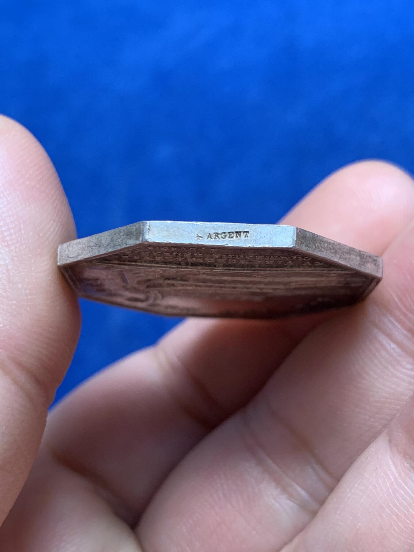 《竞宝斋》第285场- 周日，周一 2场连拍 （全场包邮） 1860-1879年 法国拿破仑三世商业经济人银章 蜜蜂边铭银标 两面五彩 细节完美 品相好 可入盒