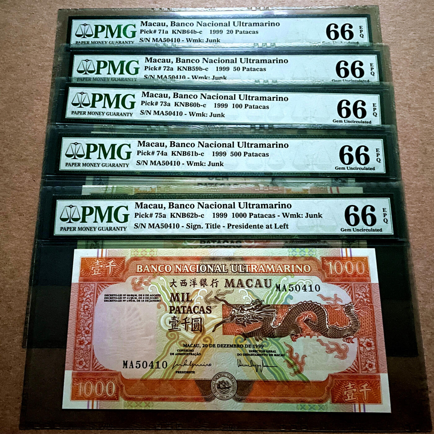 【Blue Auction】✨世界纸币精拍第499期【精】 【一组5张 MA冠全同号】澳门 1999年20-1000元 PMG66EPQ 老壳 精美套装 