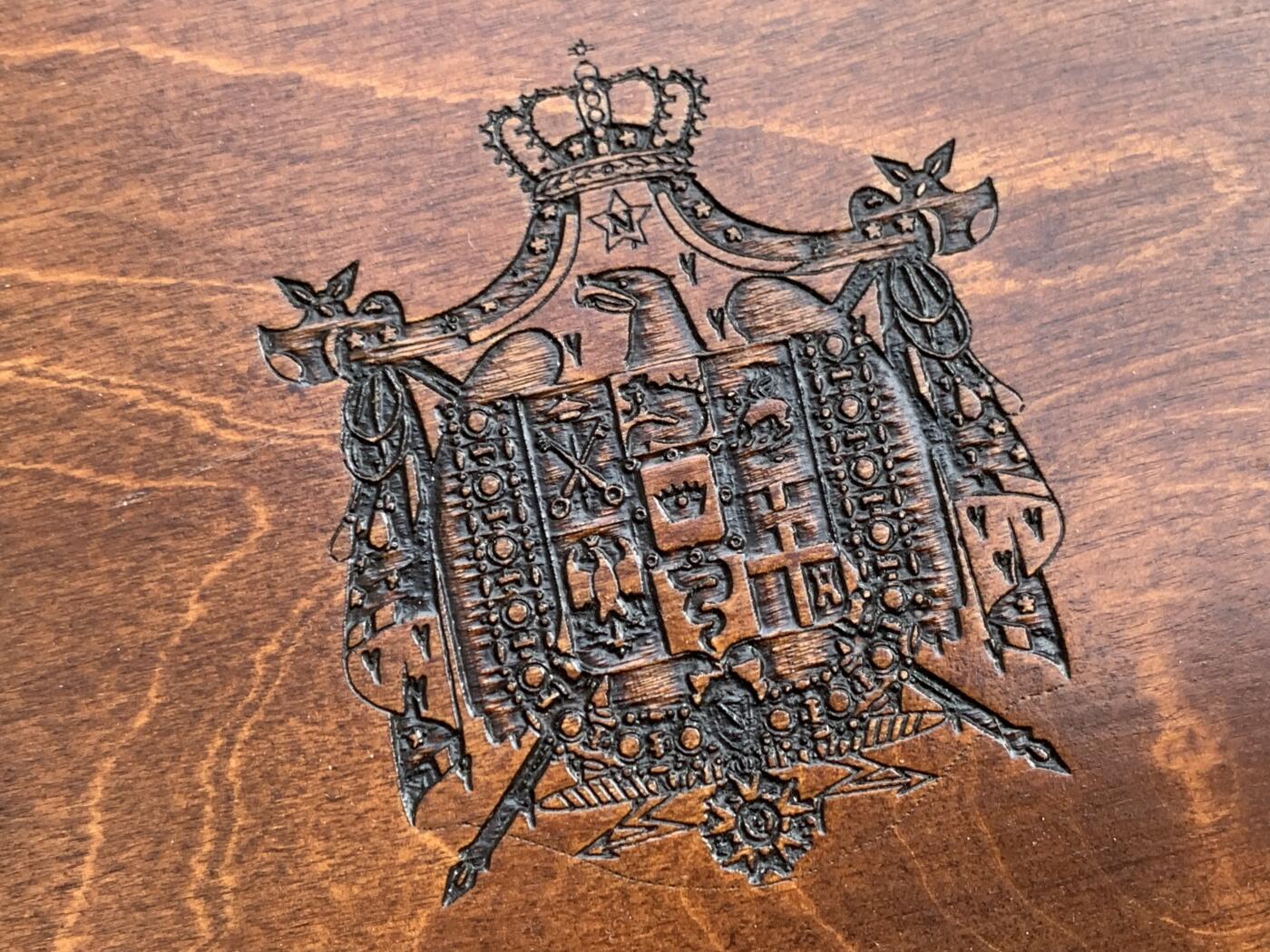 《竞宝斋》第285场- 周日，周一 2场连拍 （全场包邮） Coins & More意大利纯手工实木高端钱币收纳盒。长宽高约：353x243x37mm，格子内径约：58.6X65.5mm