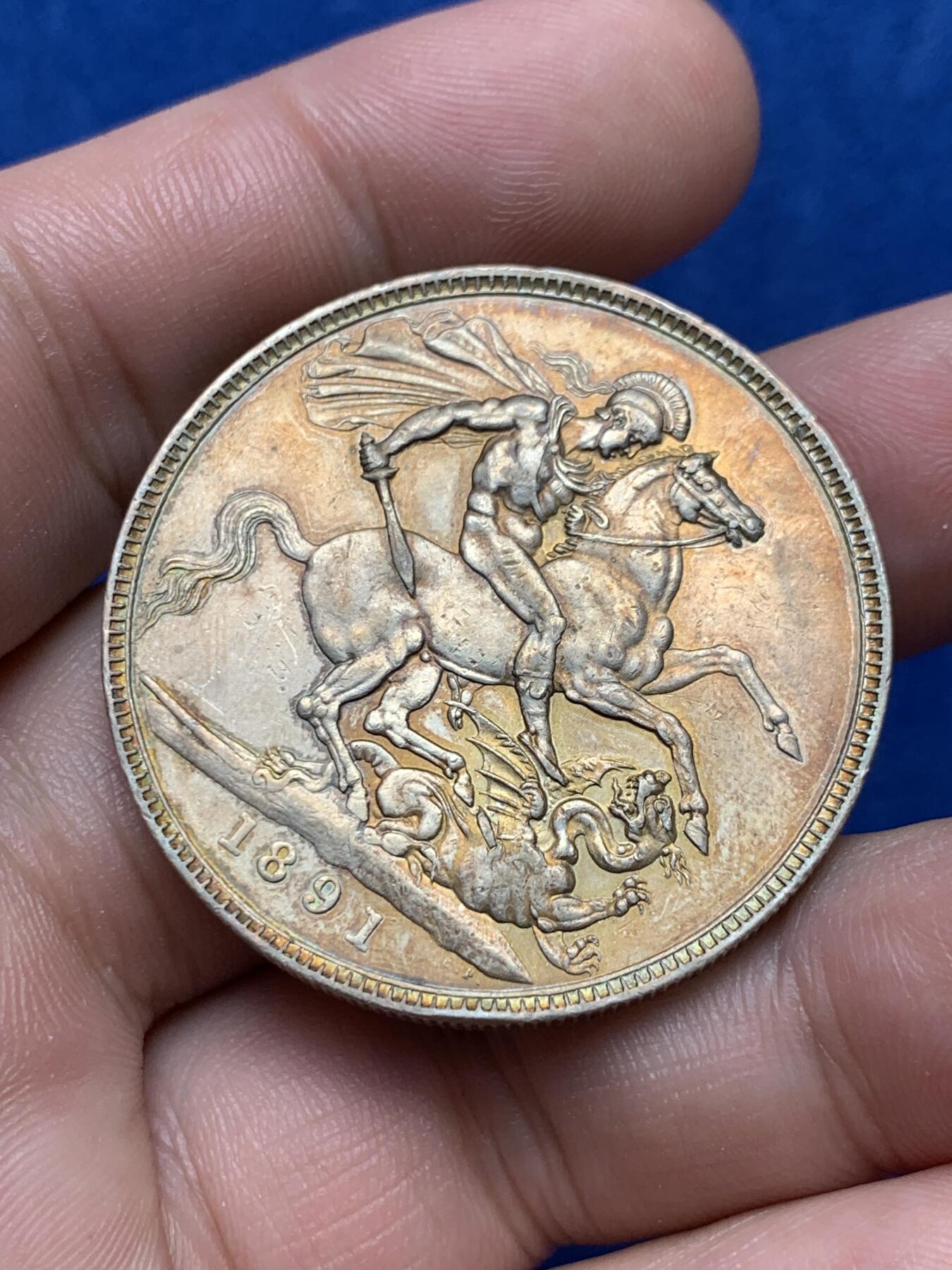 《竞宝斋》第285场- 周日，周一 2场连拍 （全场包邮） 英国1891年维多利亚高冠马剑克朗银币 包浆绚丽 状态不错