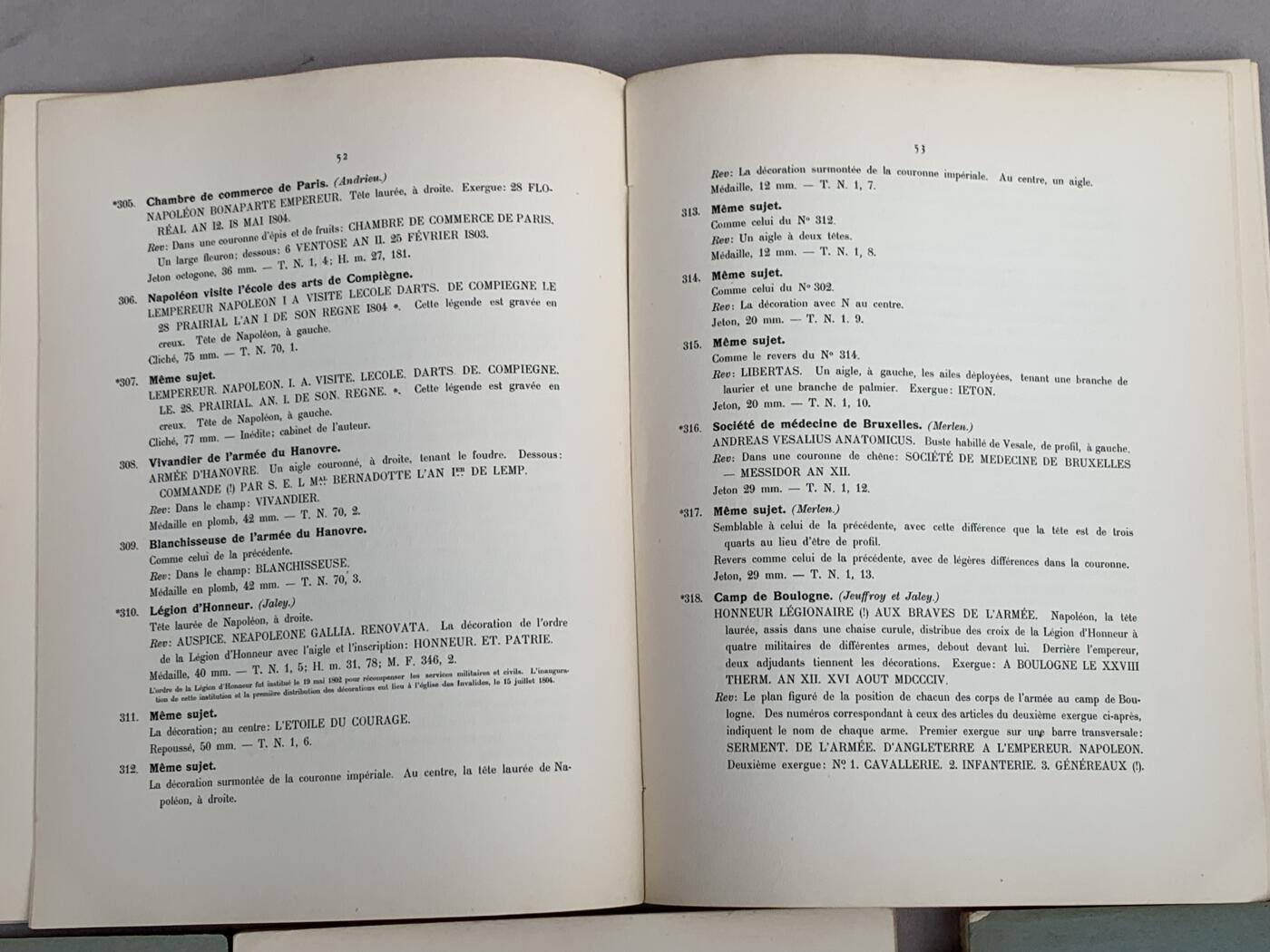 《竞宝斋》第285场- 周日，周一 2场连拍 （全场包邮） 拿破仑 Bramsen章牌目录，各大鉴定公司引用目录，专业级目录，该目录分三册，分别是1799-1809（1904年发行），1810-1815（1907年发行），1816-1869（1913年发行）。该目录为原版目录，为华盛顿图书馆藏书。
