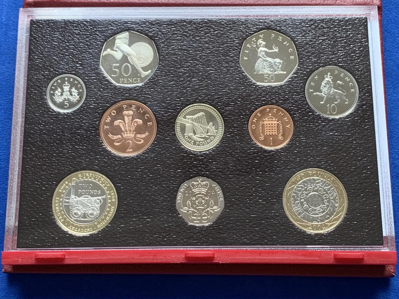 《竞宝斋》第285场- 周日，周一 2场连拍 （全场包邮） 英国2004年精致套币Proof 原盒证 封面附带原厂标识，品相不错 细节见图