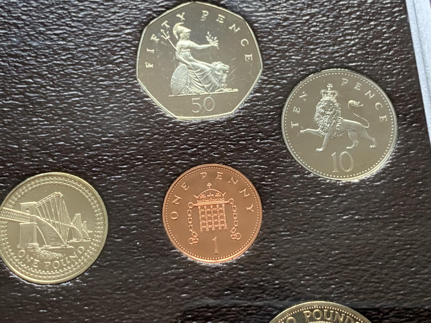 《竞宝斋》第285场- 周日，周一 2场连拍 （全场包邮） 英国2004年精致套币Proof 原盒证 封面附带原厂标识，品相不错 细节见图