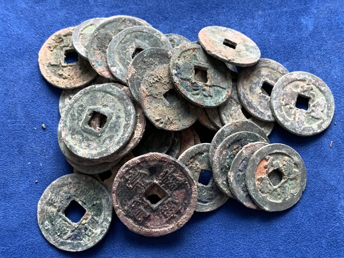 《竞宝斋》第285场- 周日，周一 2场连拍 （全场包邮） 宋折钱50余枚 含四枚折十！包含许多宣和，政和，到代绍兴，字口锈色俱佳，也有宣和大折三。大部分未流通状态，品质佳！