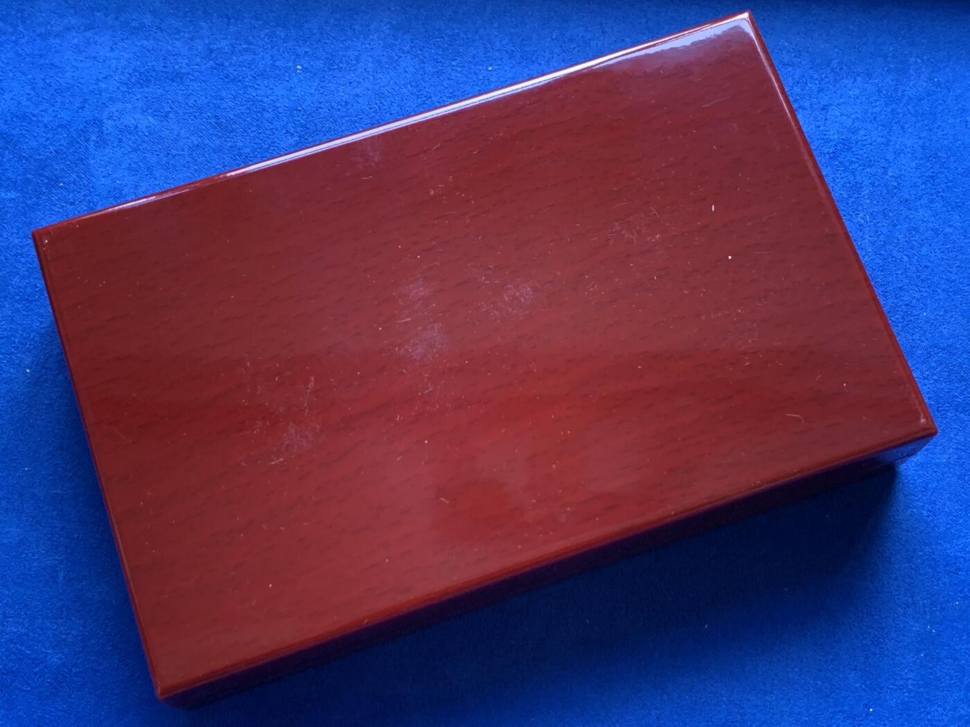 《竞宝斋》第285场- 周日，周一 2场连拍 （全场包邮） 台湾省民国一百零二年第二轮蛇年精致套币 含一盎司纯银大银币 正面为古城 背面为吐信的眼镜蛇 特别精美 收藏必备 市场价五百多元