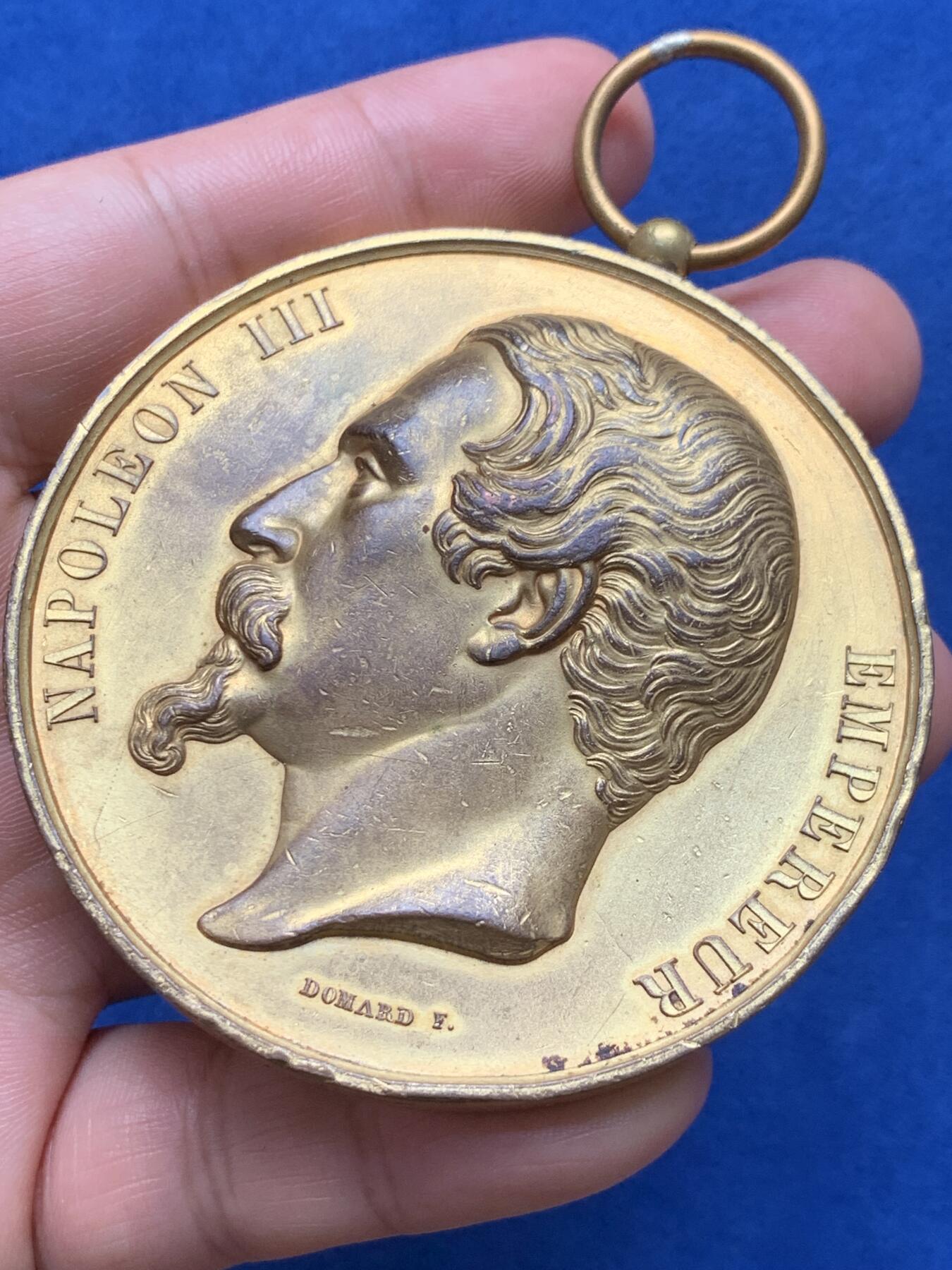 《竞宝斋》第285场- 周日，周一 2场连拍 （全场包邮） 1862年法国拿破仑三世超大鎏金铜奖章 直径67.8mm 重量148.7克！