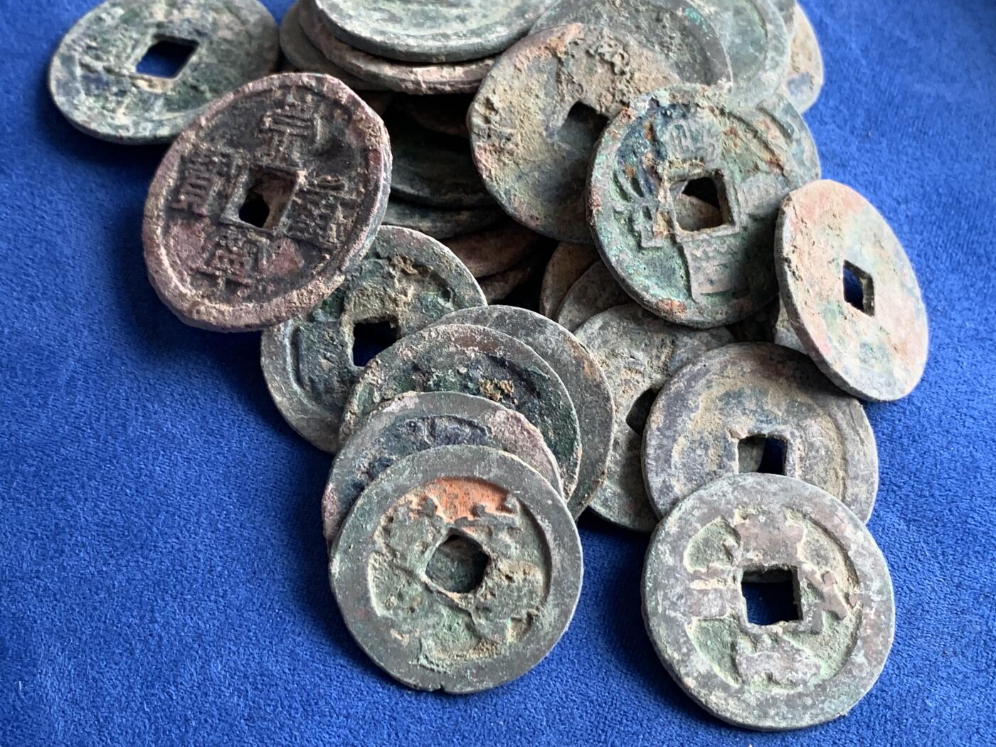 《竞宝斋》第285场- 周日，周一 2场连拍 （全场包邮） 宋折钱50余枚 含四枚折十！包含许多宣和，政和，到代绍兴，字口锈色俱佳，也有宣和大折三。大部分未流通状态，品质佳！