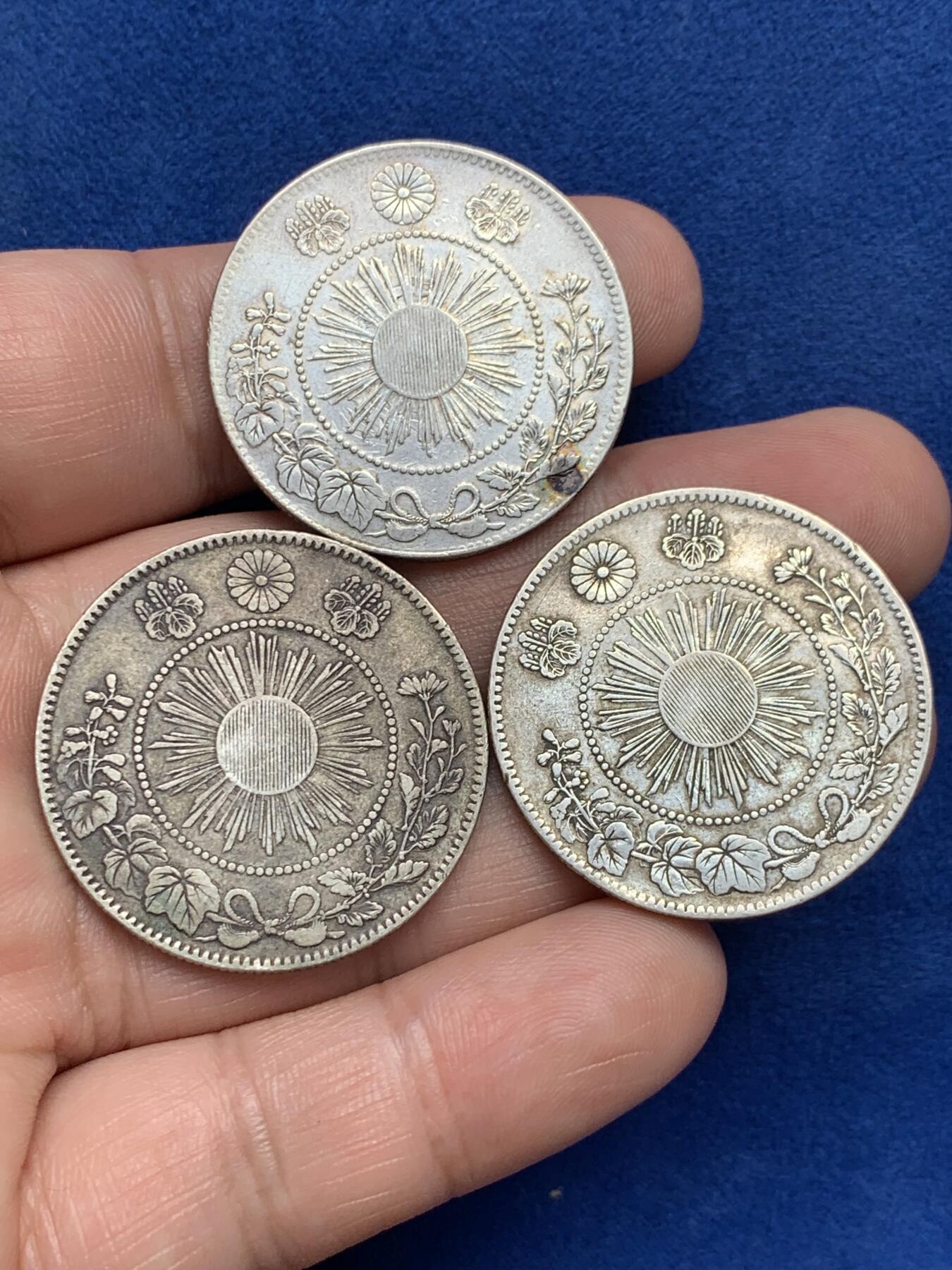 《竞宝斋》第285场- 周日，周一 2场连拍 （全场包邮） 3枚一组 日本明治三年50钱银币 细节见图