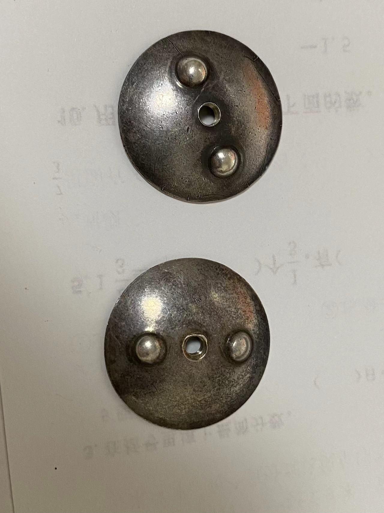 苏联勋章奖章6月30日拍卖7月7日晚上九点结束在麦稀奇 苏联勋章早期银盖子两个  多见于早期的勋章  纯银制品 非常漂亮