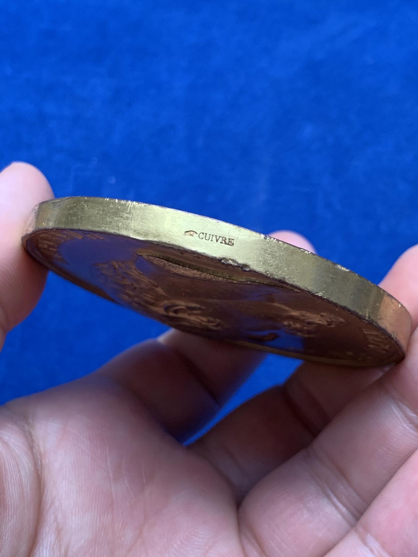 《竞宝斋》第285场- 周日，周一 2场连拍 （全场包邮） 1862年法国拿破仑三世超大鎏金铜奖章 直径67.8mm 重量148.7克！