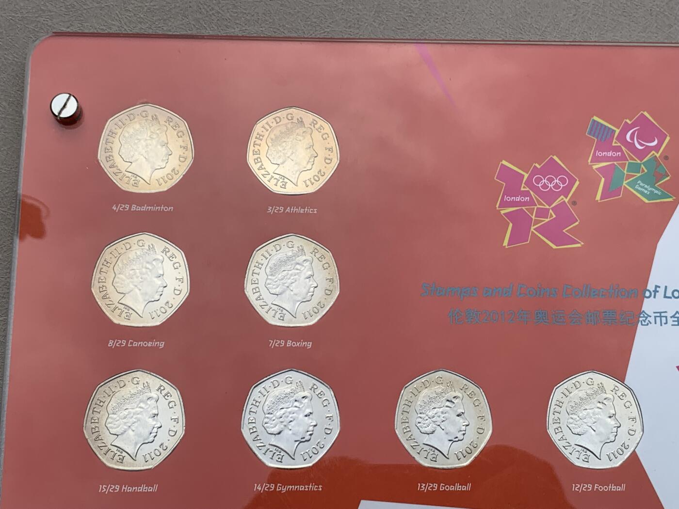 《竞宝斋》第285场- 周日，周一 2场连拍 （全场包邮） 英国伦敦奥运会50便士纪念币29枚大全套 亚克力板装 附赠一个小册子