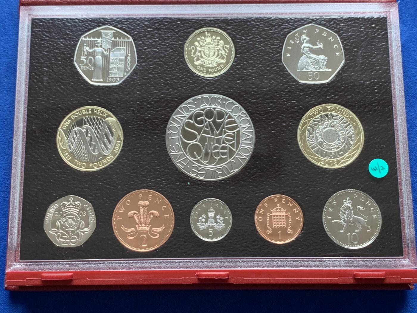 《竞宝斋》第285场- 周日，周一 2场连拍 （全场包邮） 英国2003年精致套币Proof 原盒证 带5镑伊丽莎白女王纪念币 封面附带原厂标识 品相不错 细节见图