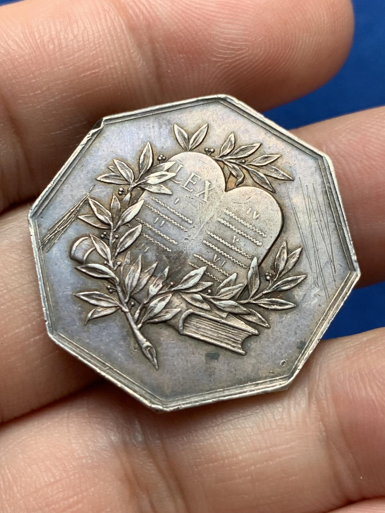 《竞宝斋》第285场- 周日，周一 2场连拍 （全场包邮） 亚眠驻法庭律师协会八角银质代币 比较少见的品种 双面原味老包浆 29.7mm 16g 细节见图