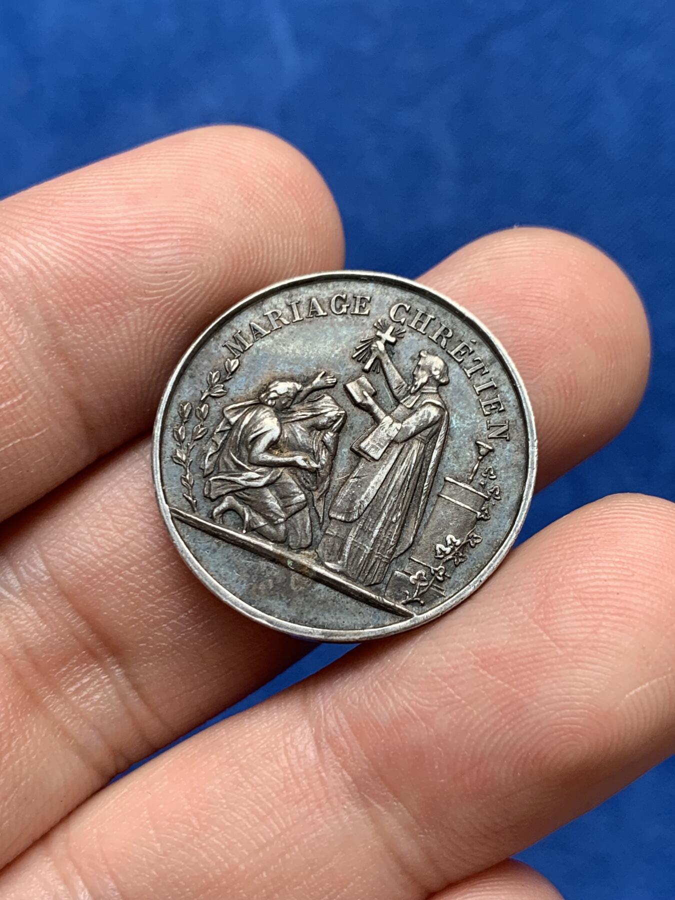 《竞宝斋》第285场- 周日，周一 2场连拍 （全场包邮） 法国基督教婚礼圆型银章 丰饶角边铭 24mm 5.2g