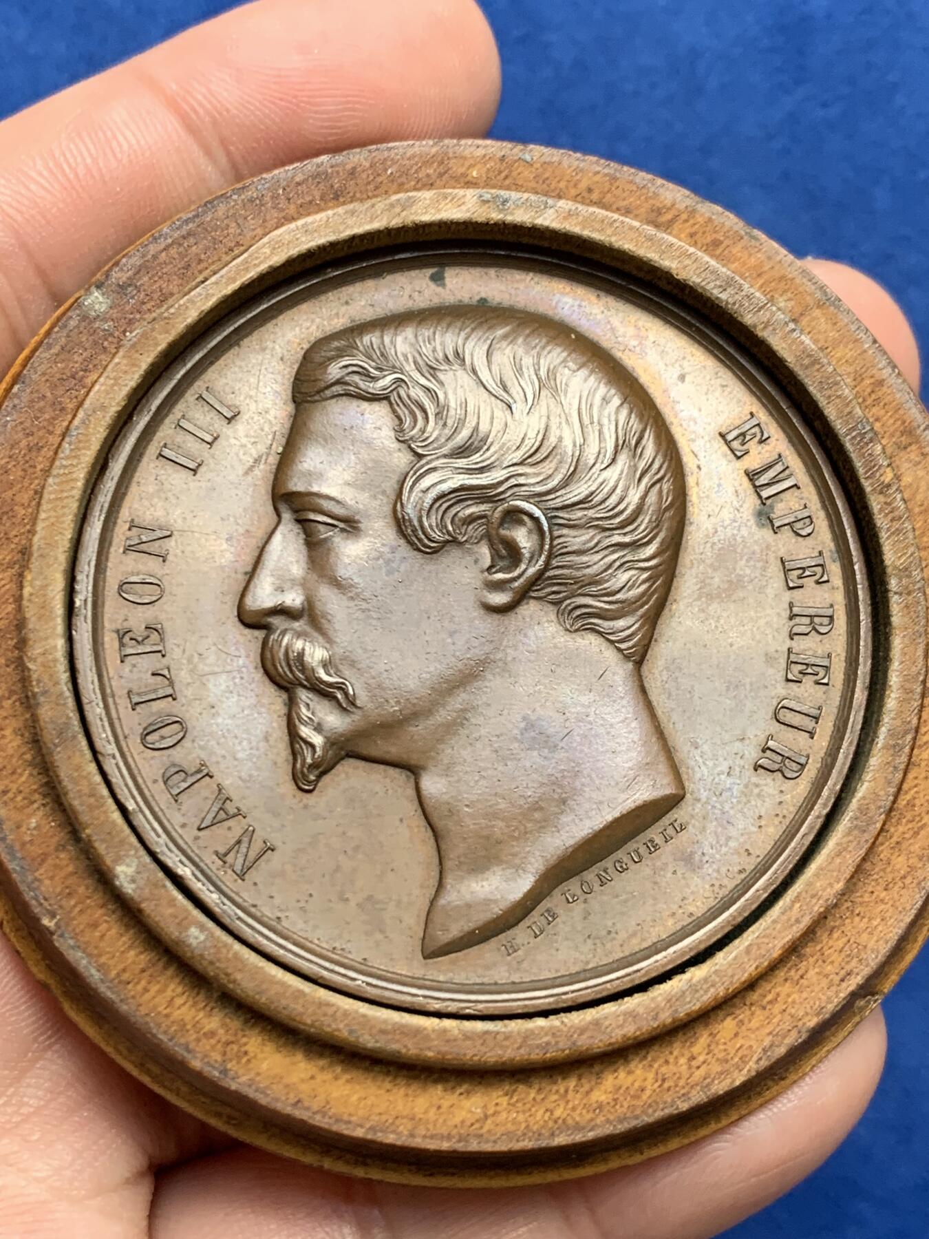 《竞宝斋》第285场- 周日，周一 2场连拍 （全场包邮） 1863年法国拿破仑三世农业铜章 木质原盒 大尺寸 直径51.1mm 重量60.8克