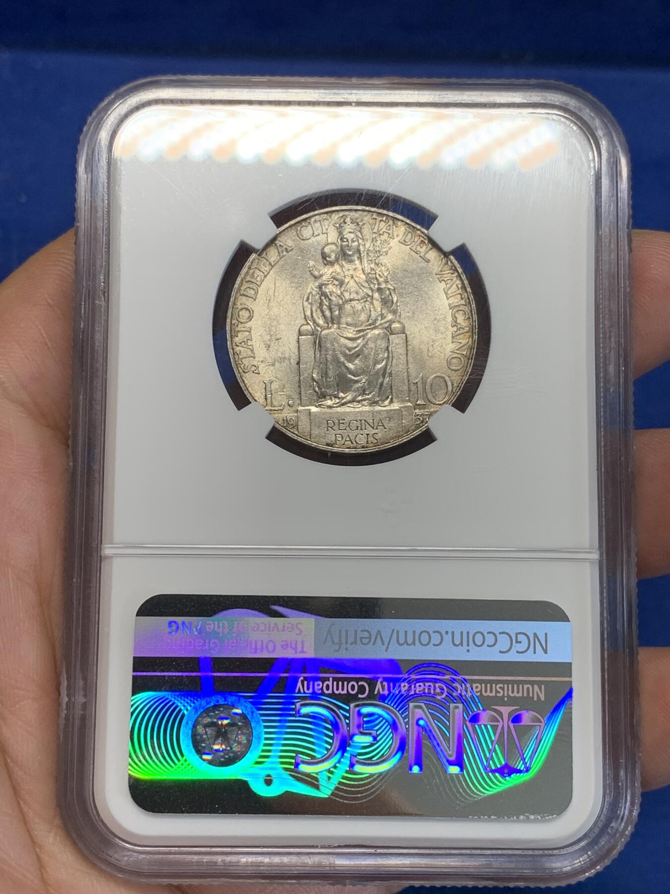 《竞宝斋》第285场- 周日，周一 2场连拍 （全场包邮） NGC MS61 梵蒂冈1937圣母抱婴10里拉银币 原光车轮光 略有低评