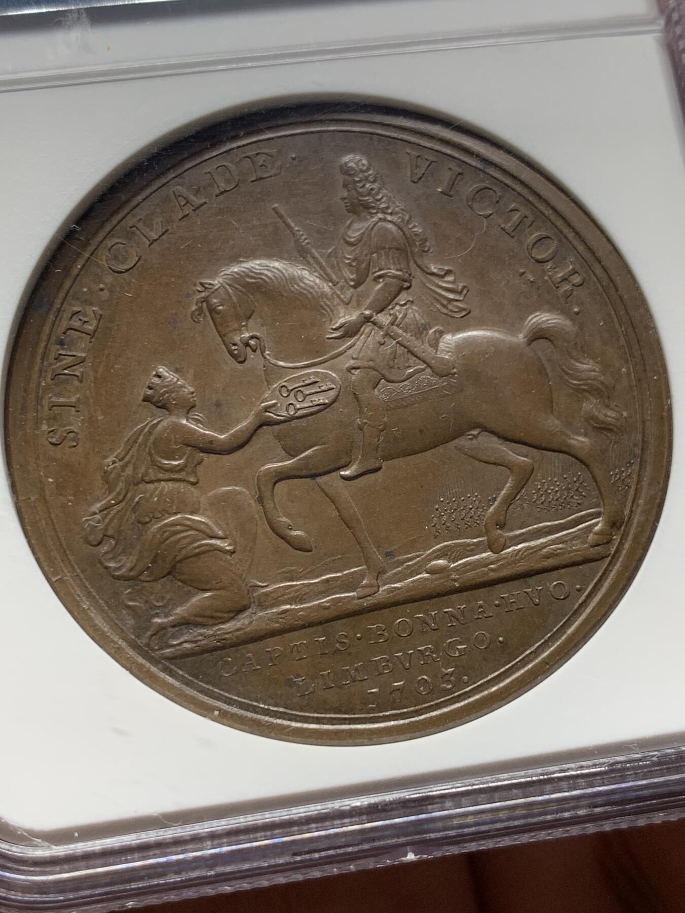 《竞宝斋》第285场- 周日，周一 2场连拍 （全场包邮） NGC MS62BN 英国1703安妮女王 NGC冠军分大铜章 纪念马尔伯勒公爵攻占城市 背面有马尔伯勒公爵骑马像 浮雕精美