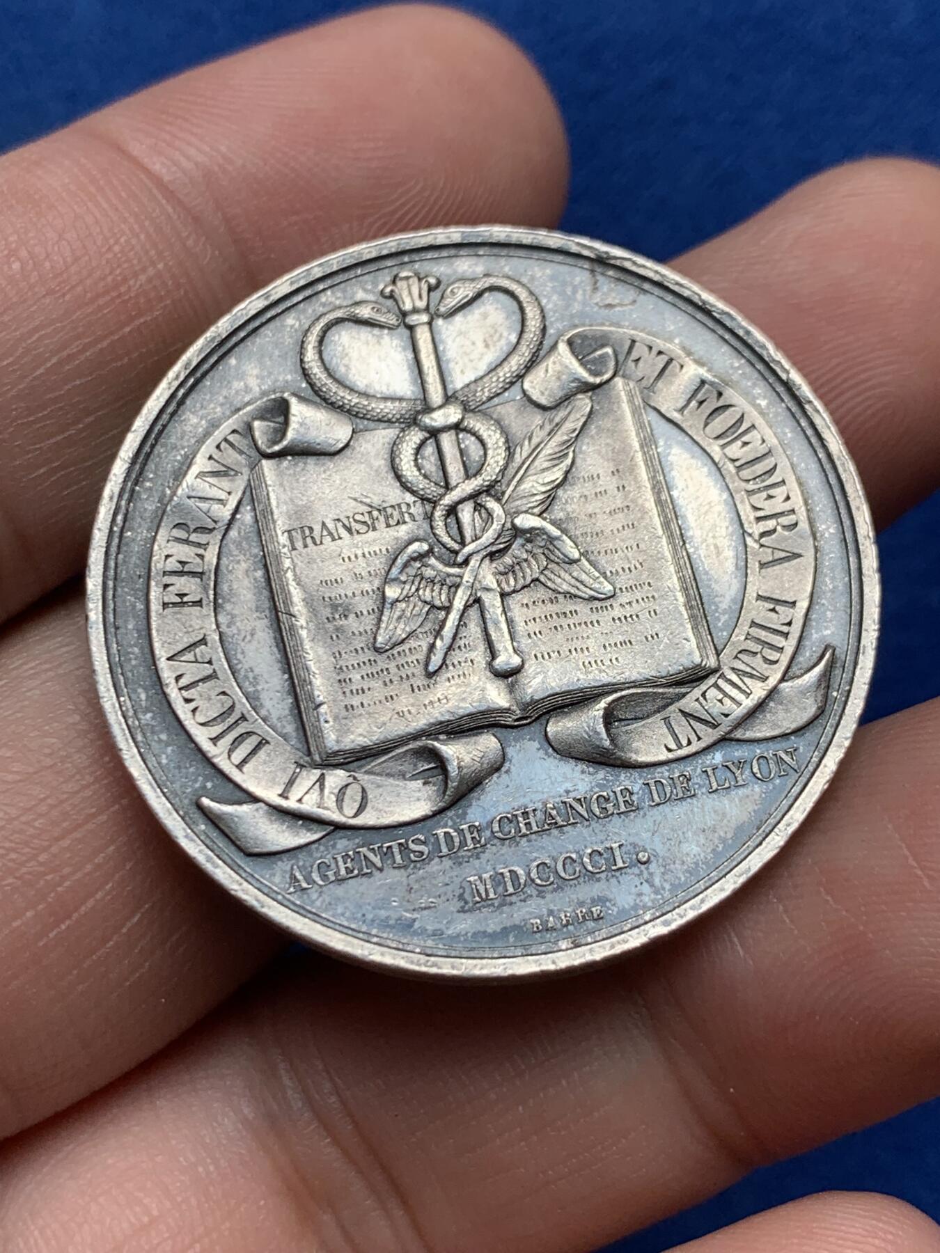 《竞宝斋》第285场- 周日，周一 2场连拍 （全场包邮） 法国里昂股票经纪人圆型银代币 丰饶角边铭 35mm 21.6g