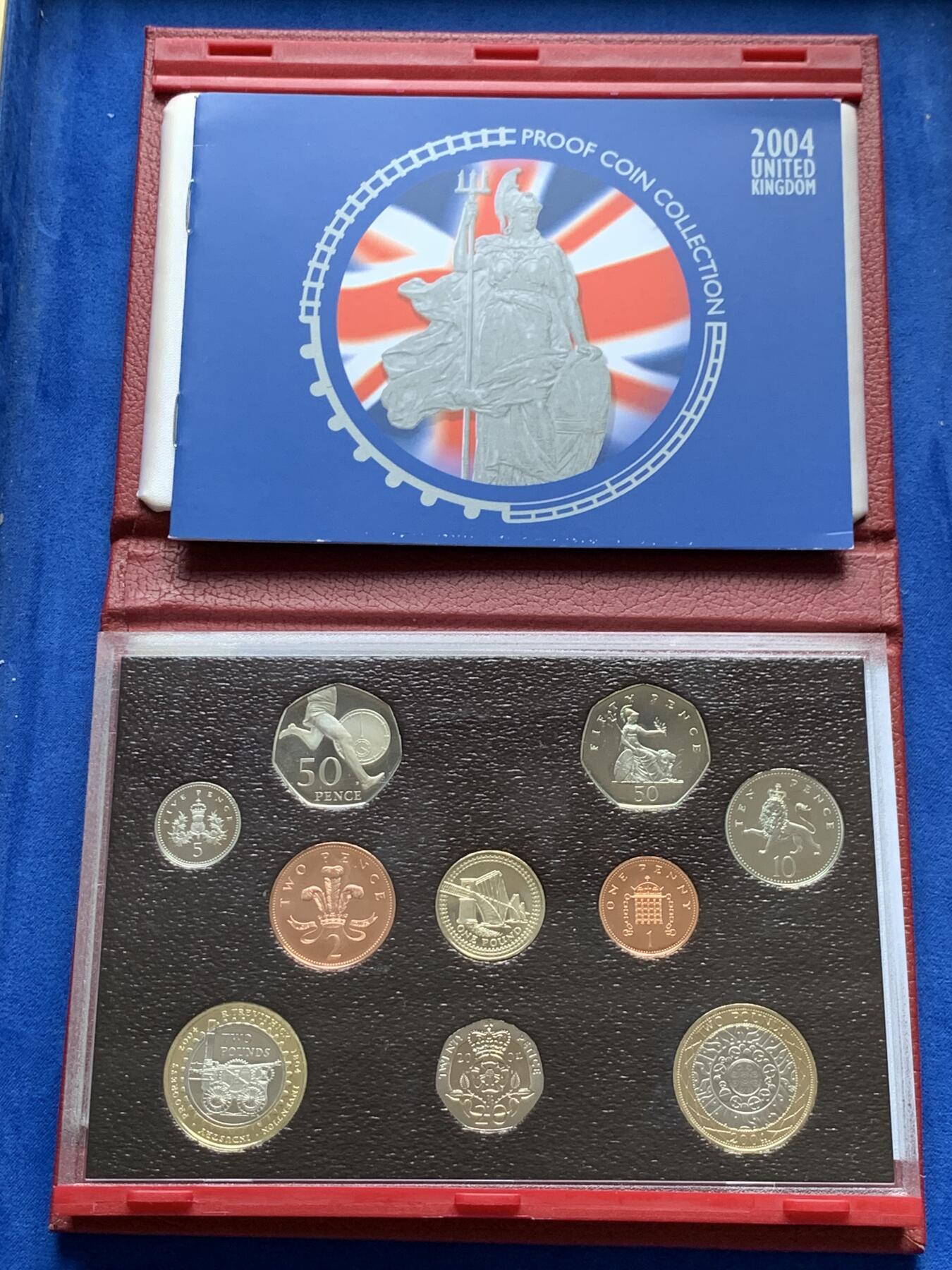 《竞宝斋》第285场- 周日，周一 2场连拍 （全场包邮） 英国2004年精致套币Proof 原盒证 封面附带原厂标识，品相不错 细节见图