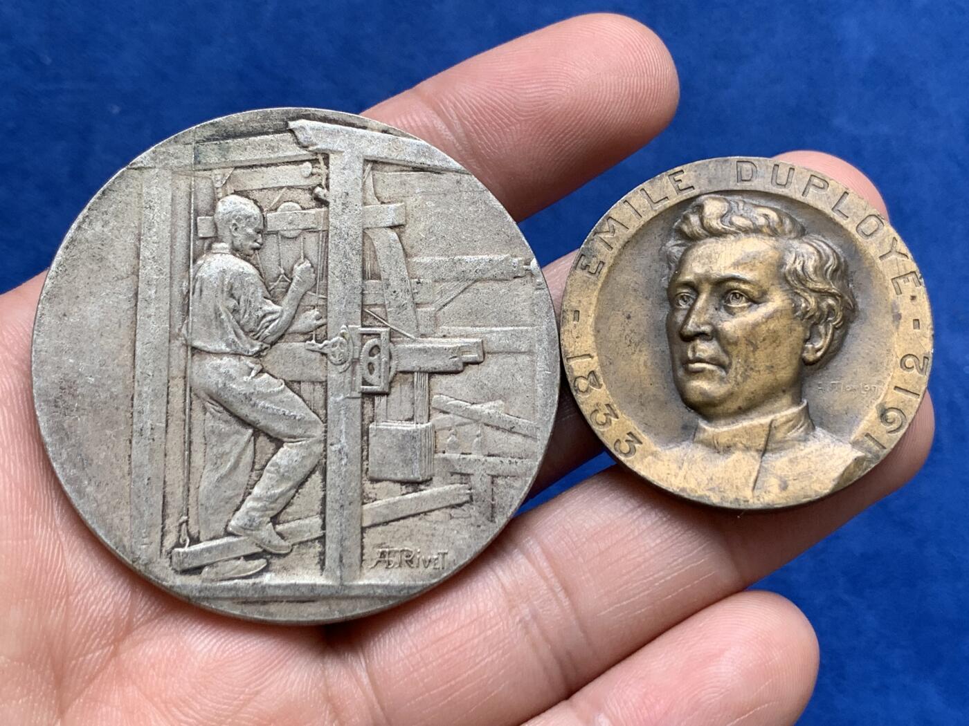 《竞宝斋》第285场- 周日，周一 2场连拍 （全场包邮） 两枚一组 法国纺织和服装材料联盟工会镀银铜章（49.7mm 48g）+不知名人物头像铜章（35.9mm 21.8g）细节见图