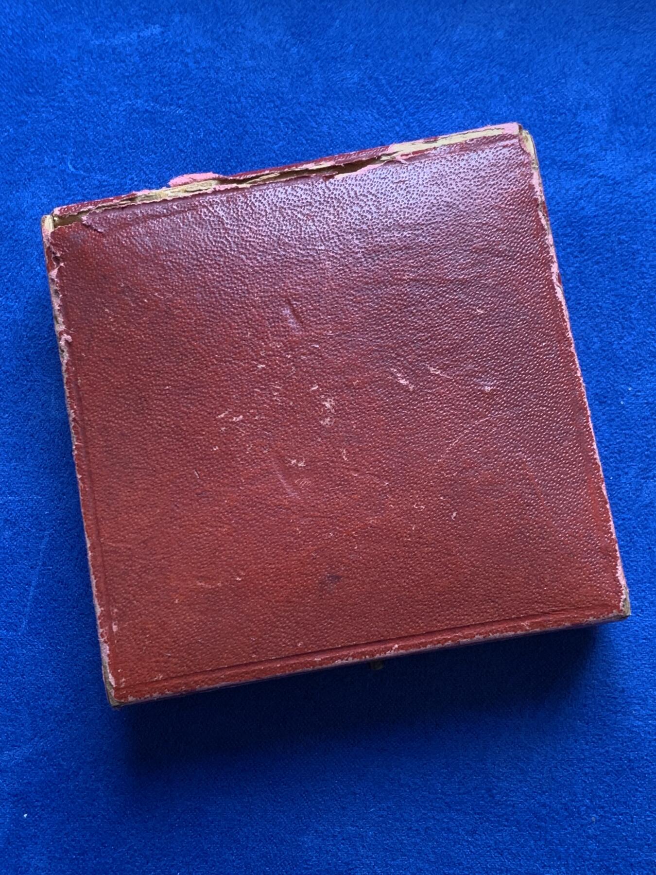 《竞宝斋》第285场- 周日，周一 2场连拍 （全场包邮） 英国1903年殖民地大臣约瑟夫-张伯伦访问南非大银章 50.8mm 51.1g 罕见 原盒有损 细节见图