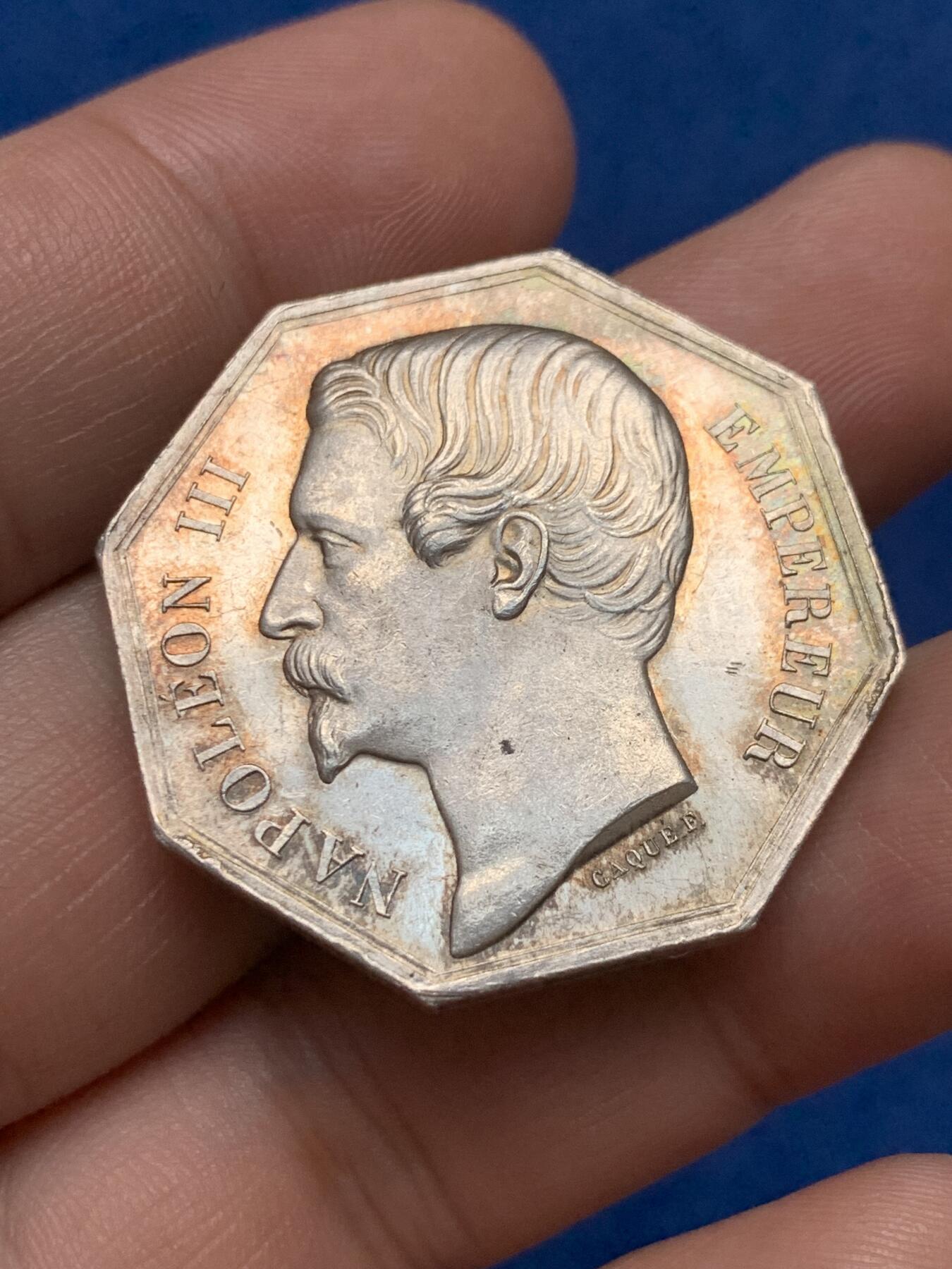 《竞宝斋》第285场- 周日，周一 2场连拍 （全场包邮） 1860-1879年 法国拿破仑三世商业经济人银章 蜜蜂边铭银标 两面五彩 细节完美 品相好 可入盒