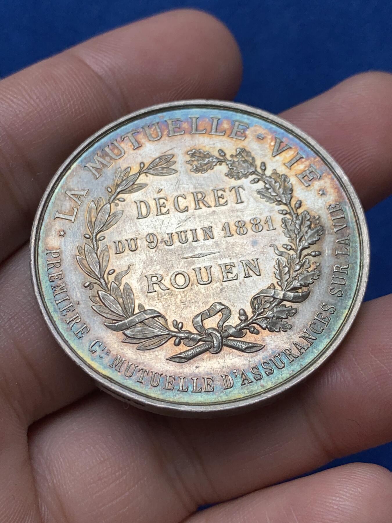 《竞宝斋》第285场- 周日，周一 2场连拍 （全场包邮） 法国1881年浴火凤凰保险银章 丰饶角边铭银标 直径41mm 重量37.7g 大规格 极美品相 五彩包浆！