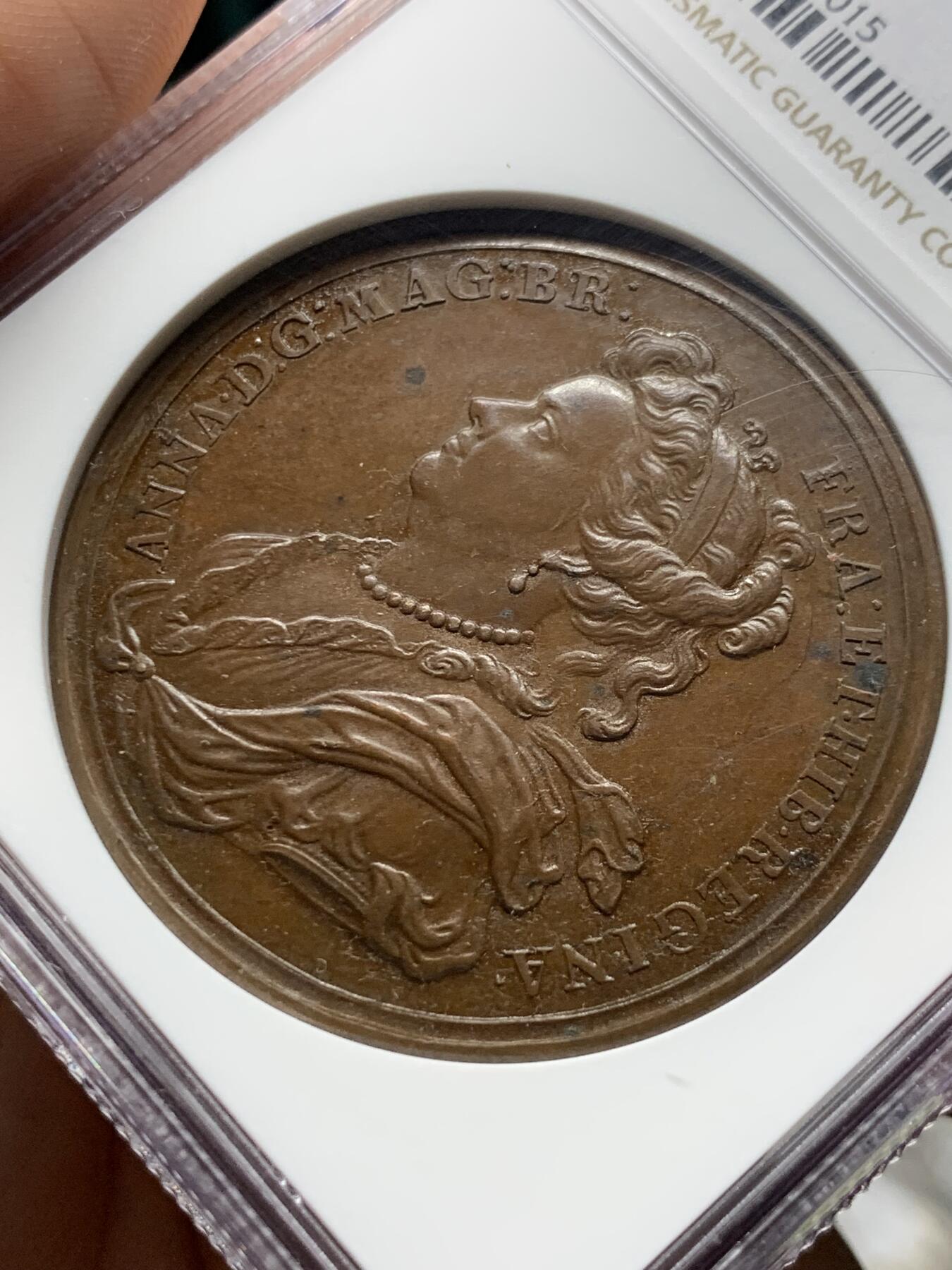 《竞宝斋》第285场- 周日，周一 2场连拍 （全场包邮） NGC MS62BN 英国1703安妮女王 NGC冠军分大铜章 纪念马尔伯勒公爵攻占城市 背面有马尔伯勒公爵骑马像 浮雕精美