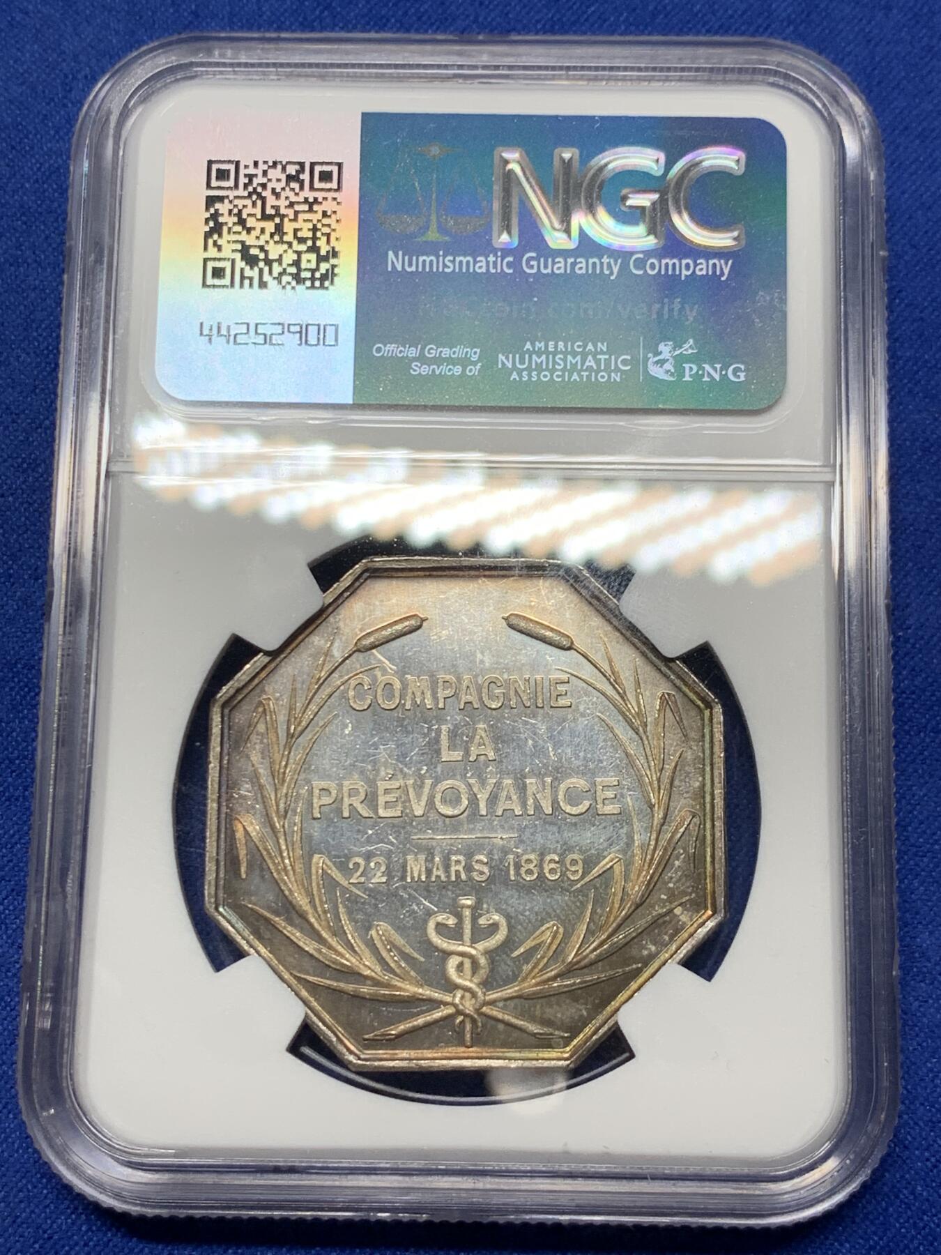 《竞宝斋》第285场- 周日，周一 2场连拍 （全场包邮） NGC MS61 法国1869年先见之明保险公司银质八角代币 名誉品 海港 优雅女神 神明庇护 出海帆船 盆满钵满的金银 36.3毫米 19.13克 蜜蜂边铭 低评 状态非常好